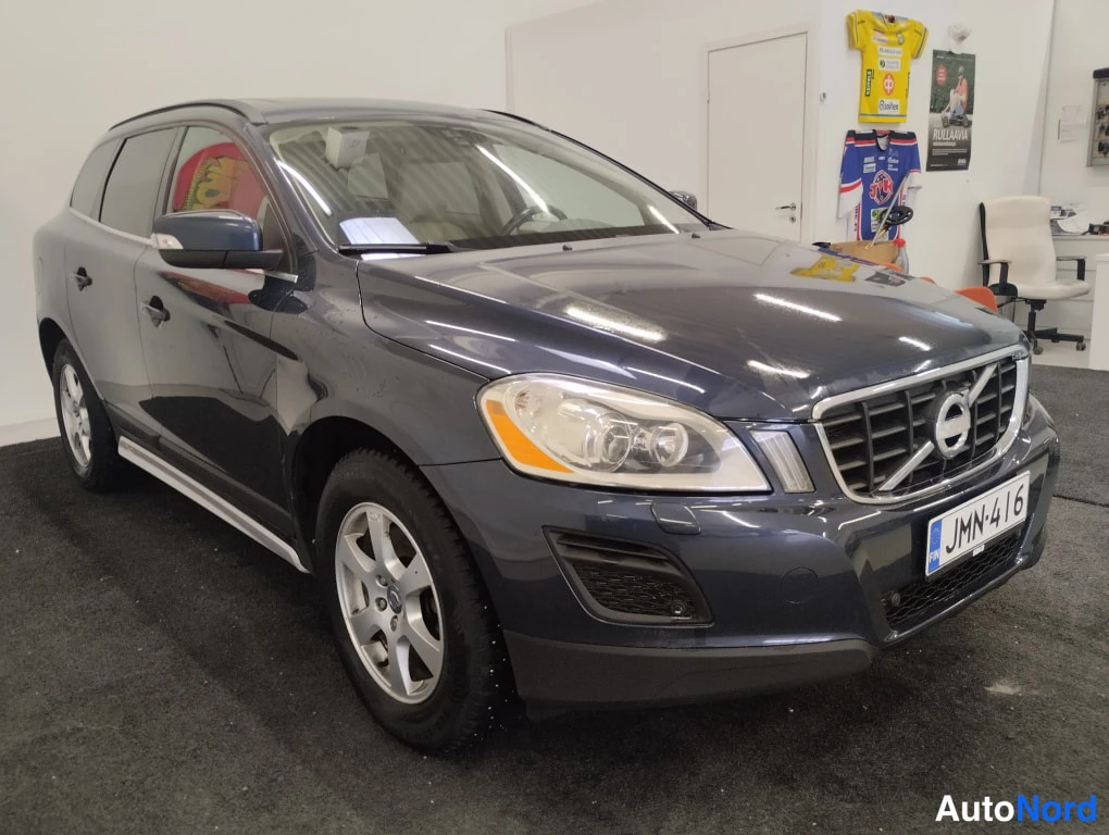 Sininen Volvo XC60 2013, etuviisto, keula oikealle, kuva 2