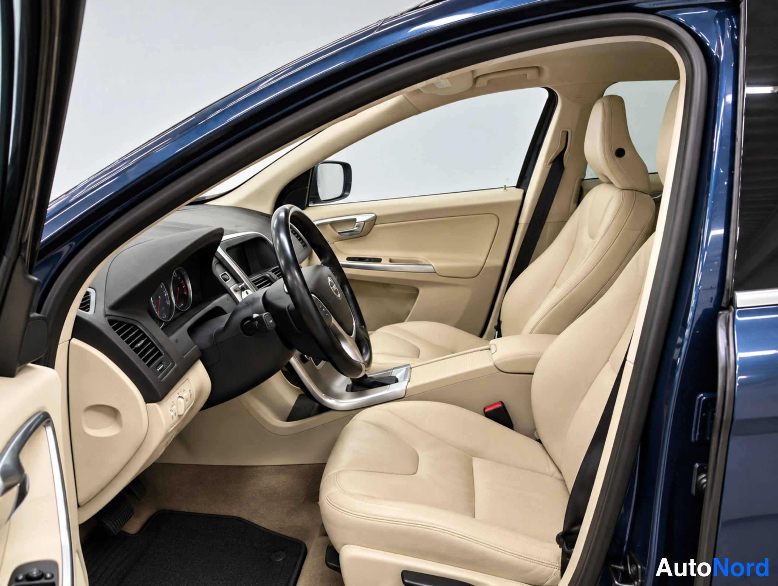 Sininen Volvo XC60 2013, ohjaamo, kuva 16