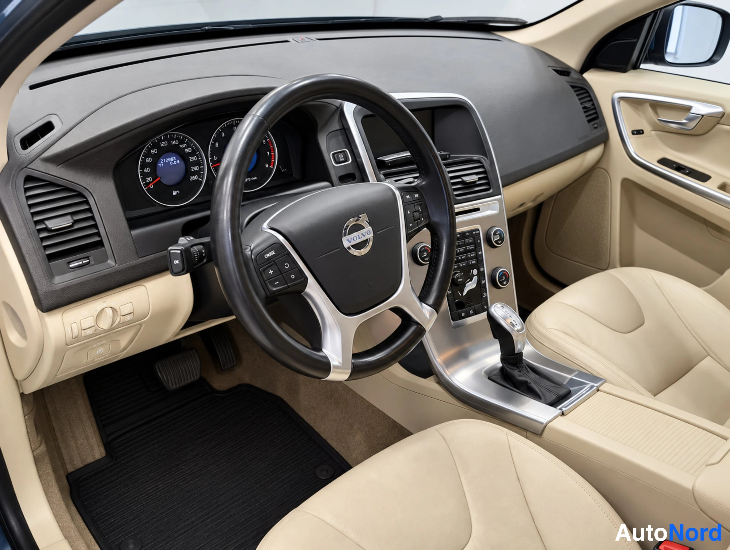 Sininen Volvo XC60 2013, ohjaamo, kuva 18