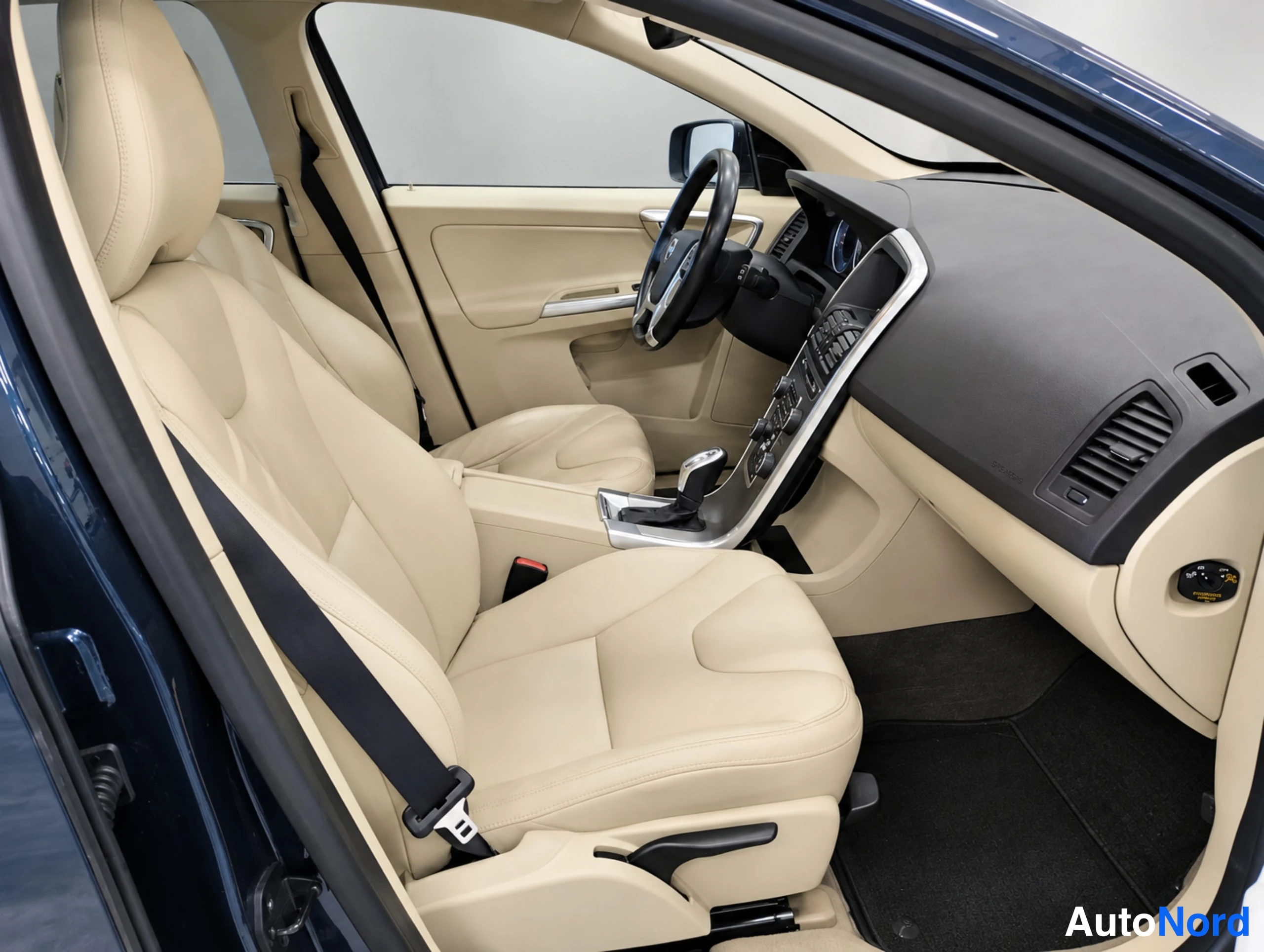 Sininen Volvo XC60 2013, ohjaamo, kuva 19