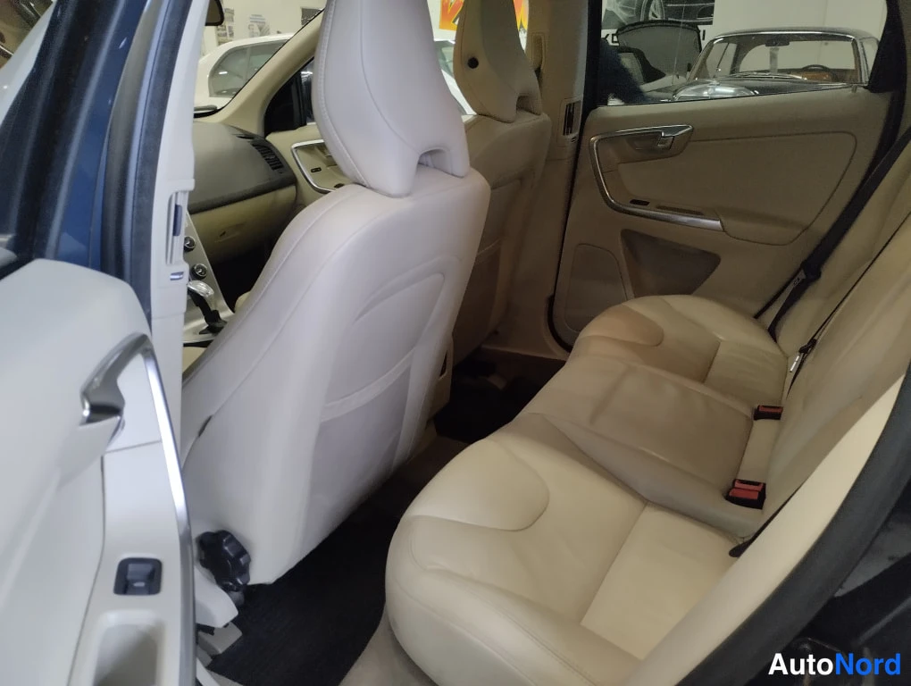 Sininen Volvo XC60 2013, takaistuimet, kuva 10