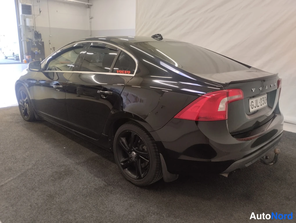 Musta Volvo S60 2011, takaviisto, kuva 4