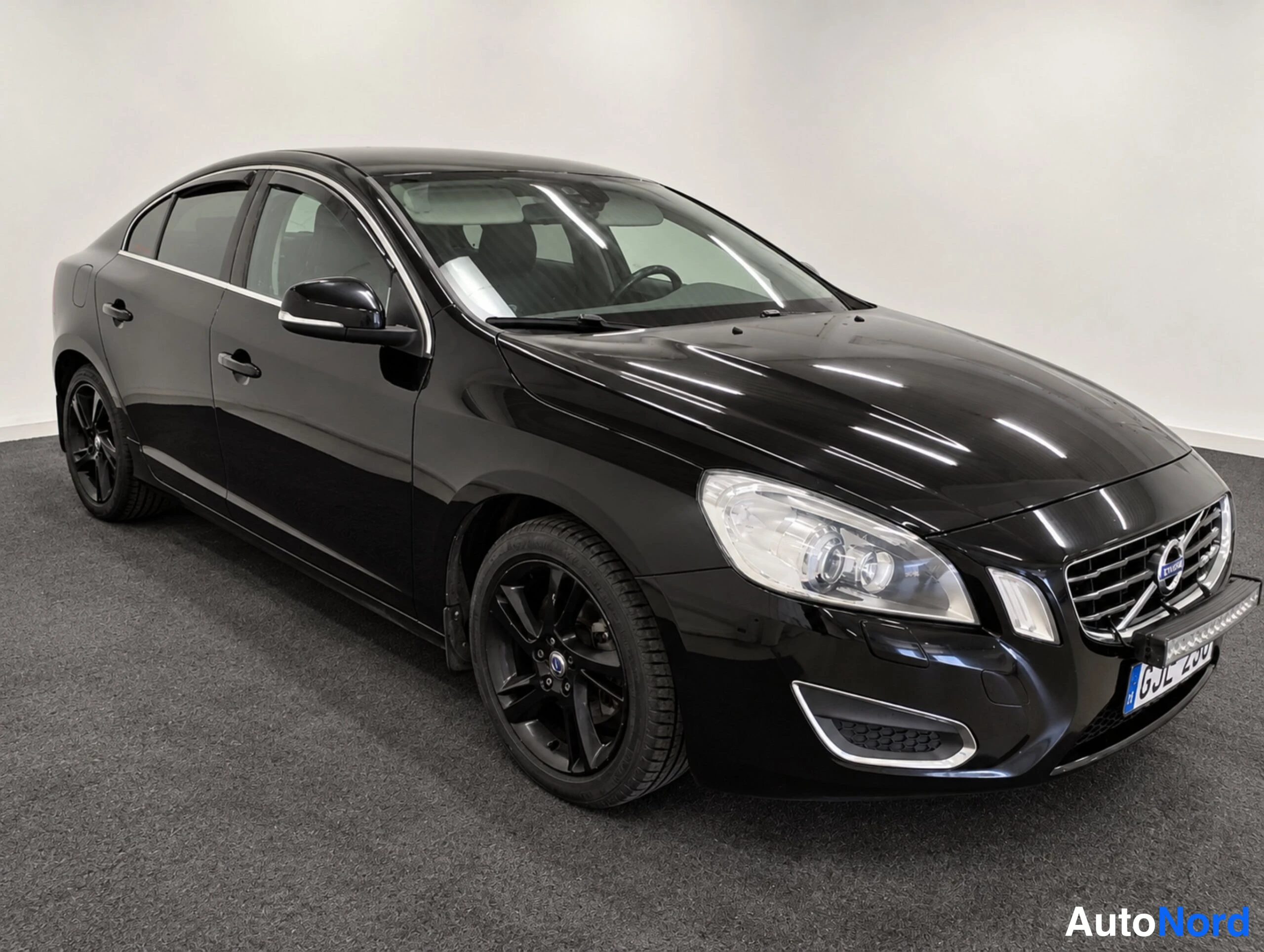 Musta Volvo S60 2011, etuviisto, keula oikealle, kuva 3