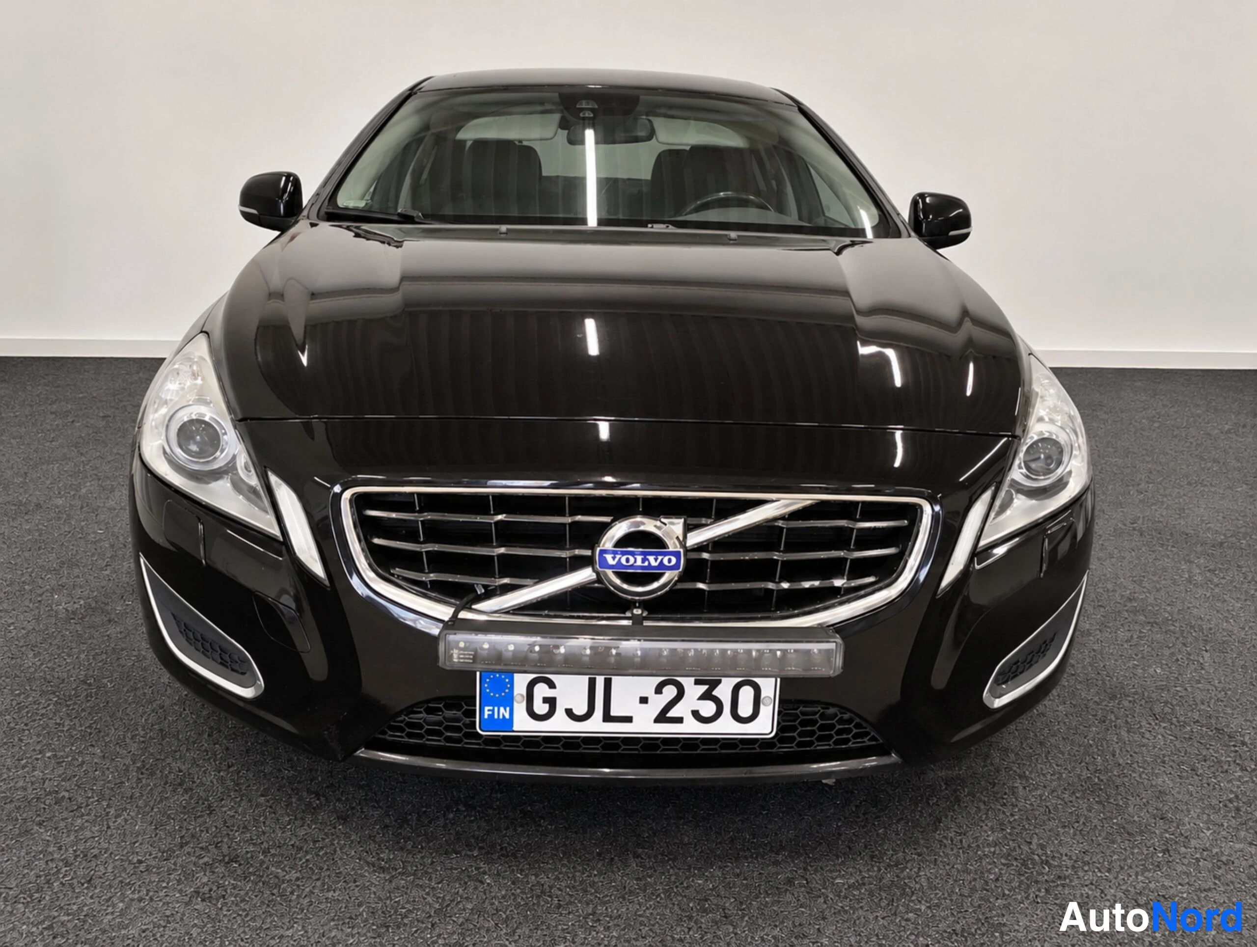 Musta Volvo S60 2011, edestä, kuva 5
