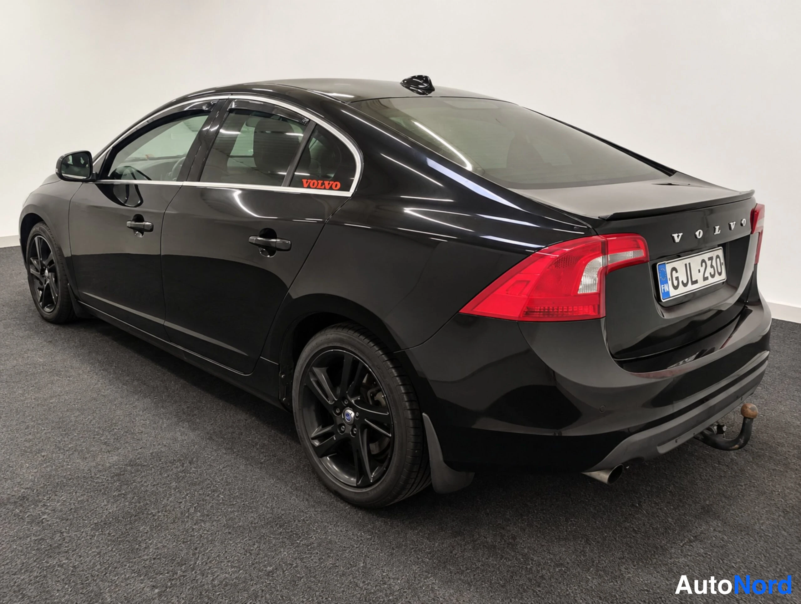 Musta Volvo S60 2011, takaviisto, kuva 9