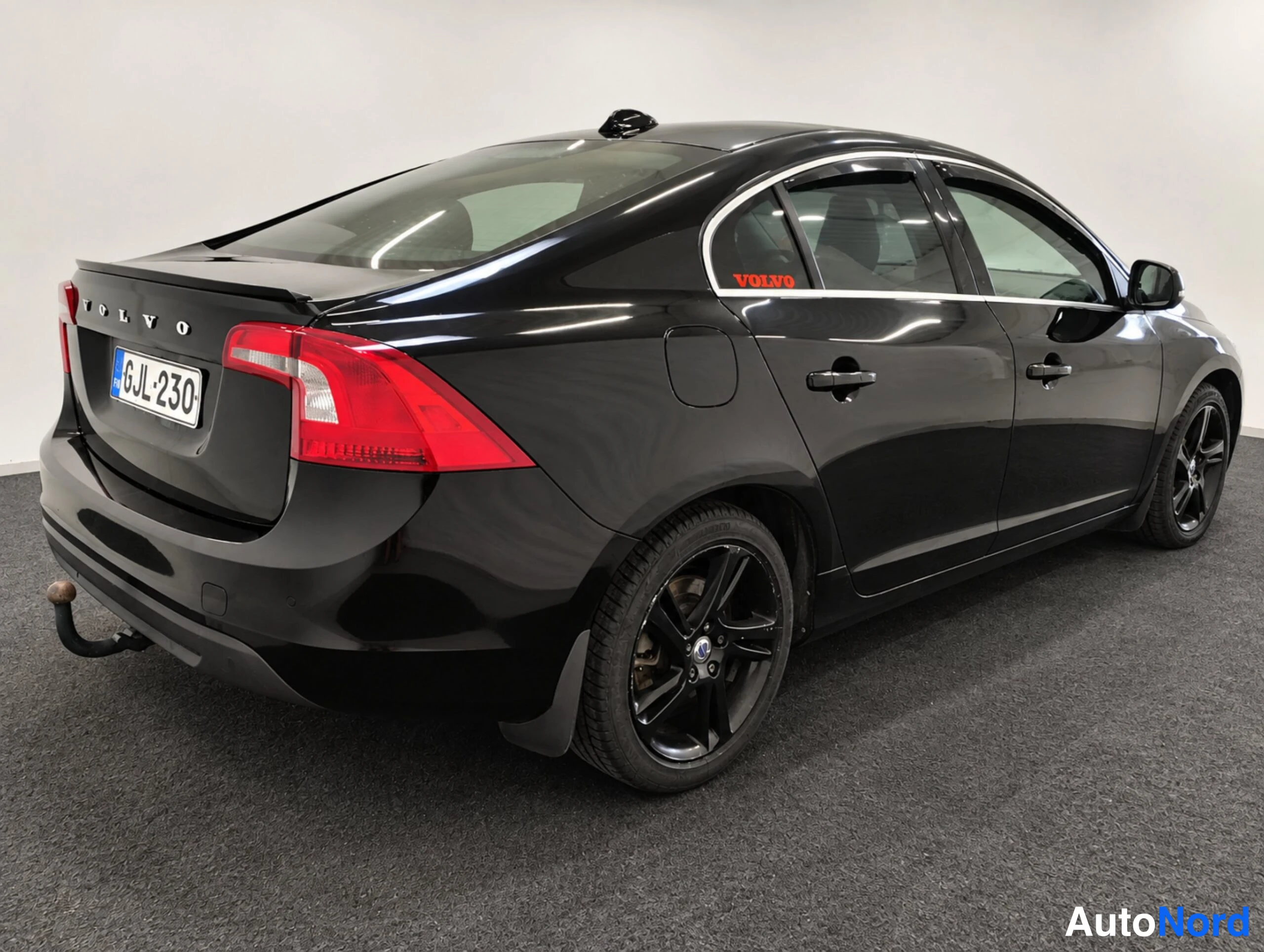 Musta Volvo S60 2011, takaviisto, kuva 10