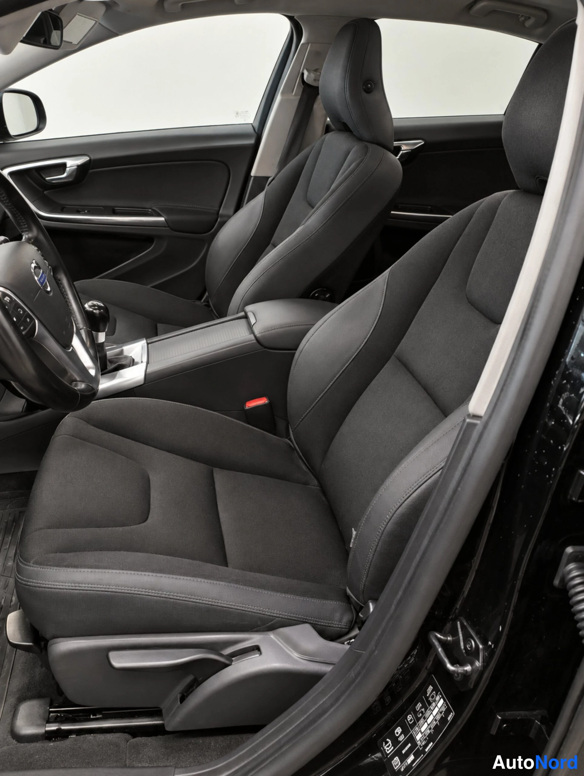 Musta Volvo S60 2011, etuistuimet, kuva 12