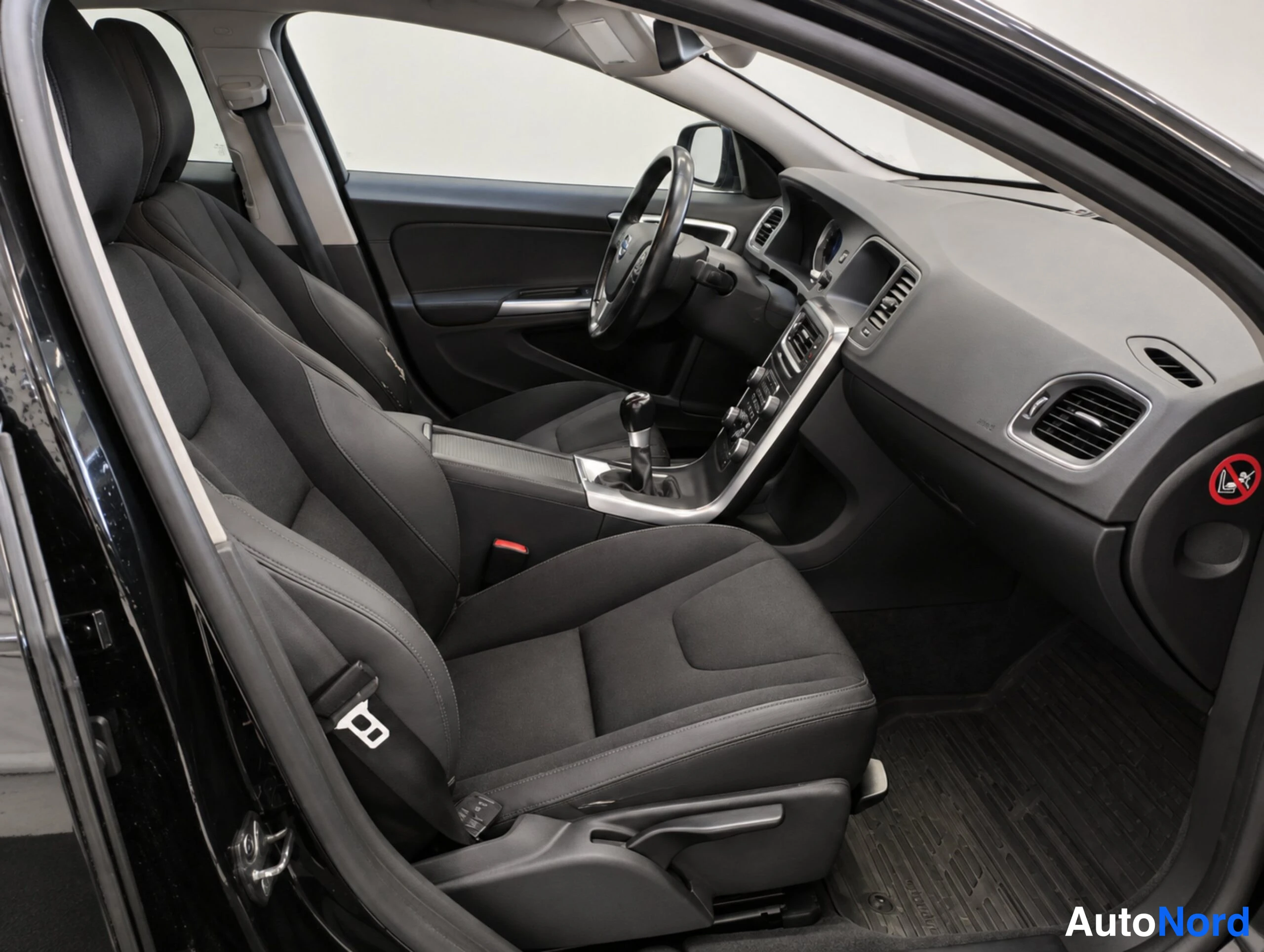 Musta Volvo S60 2011, etuistuimet, kuva 13