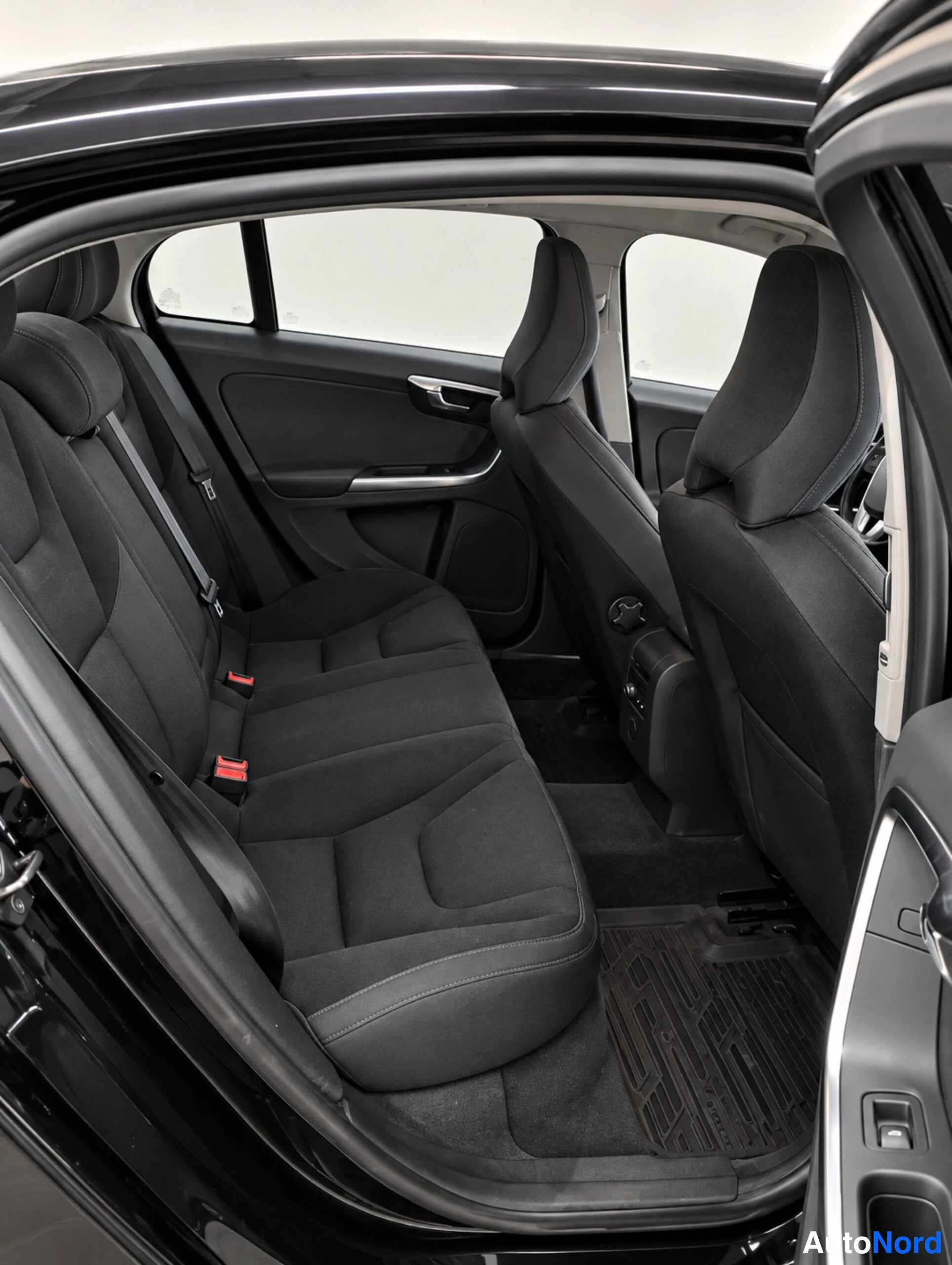 Musta Volvo S60 2011, takaistuimet, kuva 16