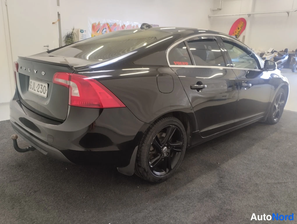 Musta Volvo S60 2011, takaviisto, kuva 5