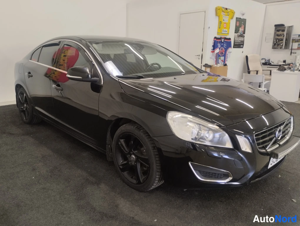 Musta Volvo S60 2011, etuviisto, keula oikealle, kuva 2