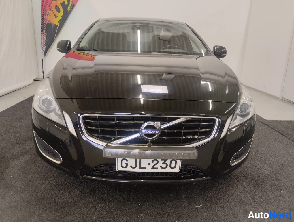 Musta Volvo S60 2011, edestä, kuva 3