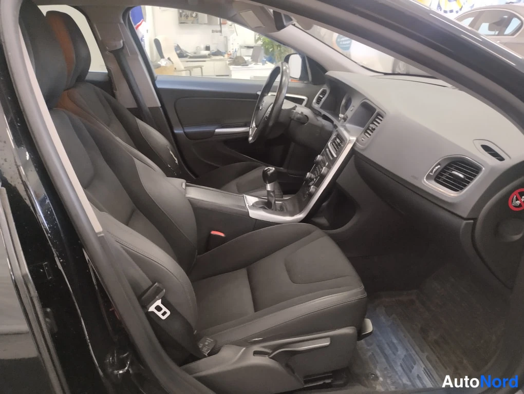 Musta Volvo S60 2011, etuistuimet, kuva 6