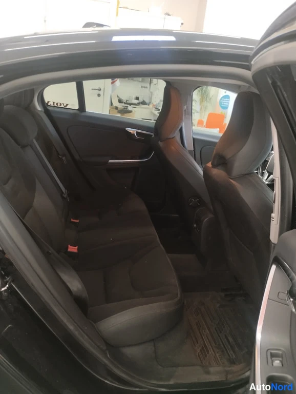 Musta Volvo S60 2011, takaistuimet, kuva 8