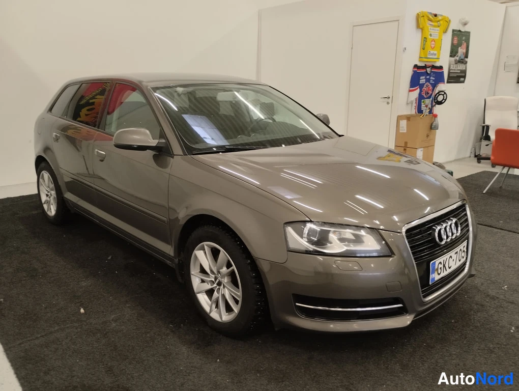 Harmaa Audi A3 2012, etuviisto, keula oikealle, kuva 2