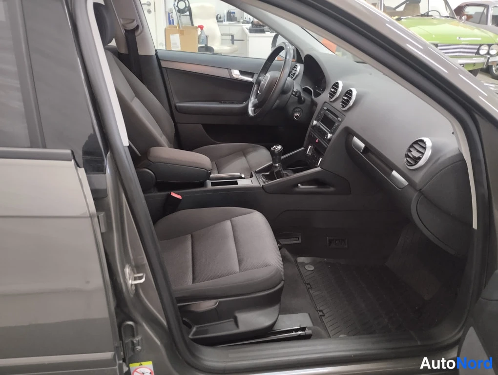 Harmaa Audi A3 2012, ohjaamo, kuva 6