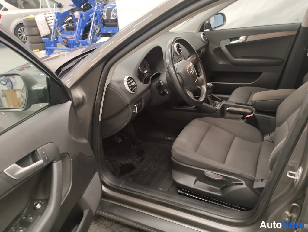 Harmaa Audi A3 2012, ohjaamo, kuva 7