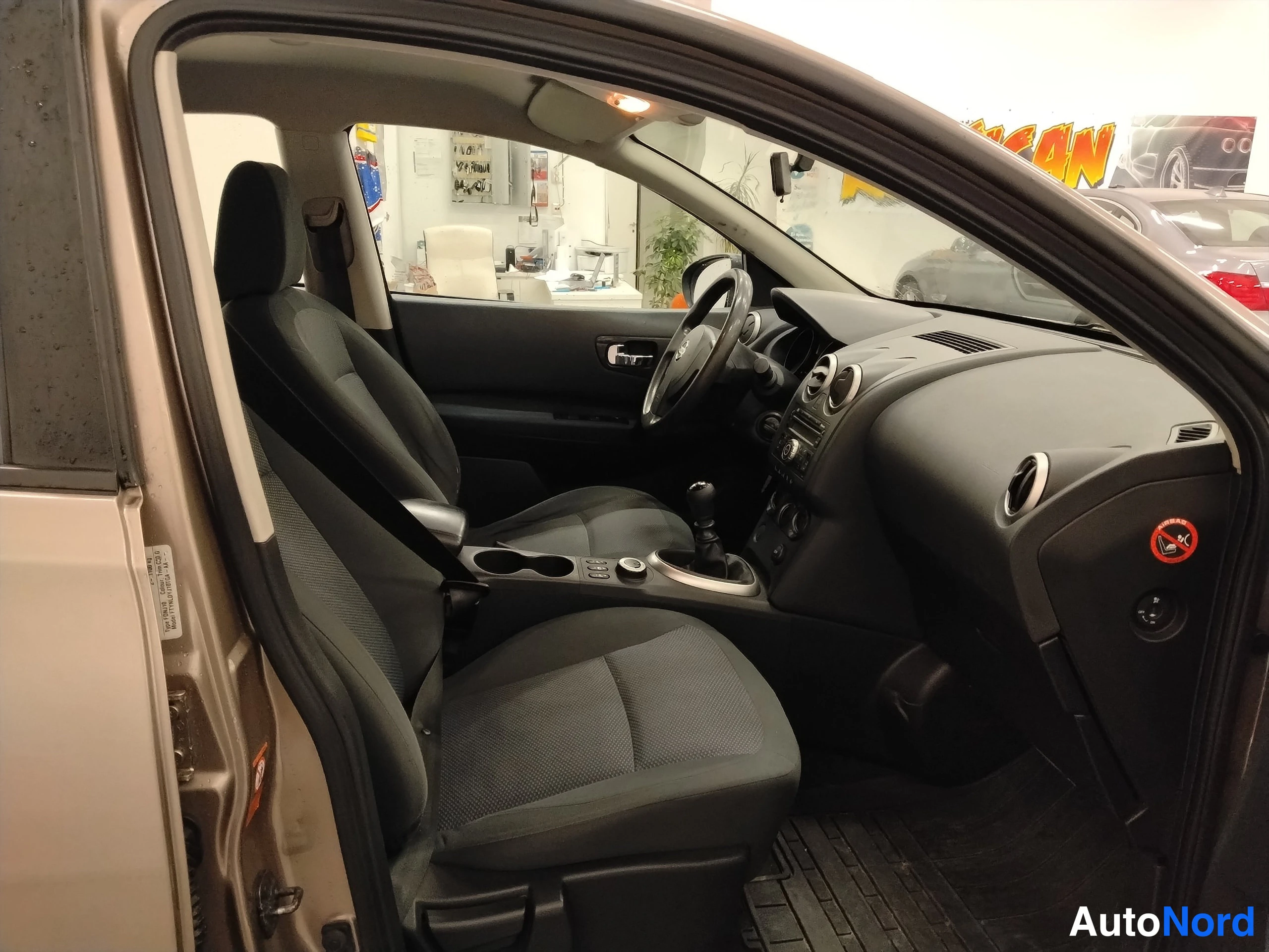 Ruskea Nissan Qashqai 2008, ohjaamo, kuva 13