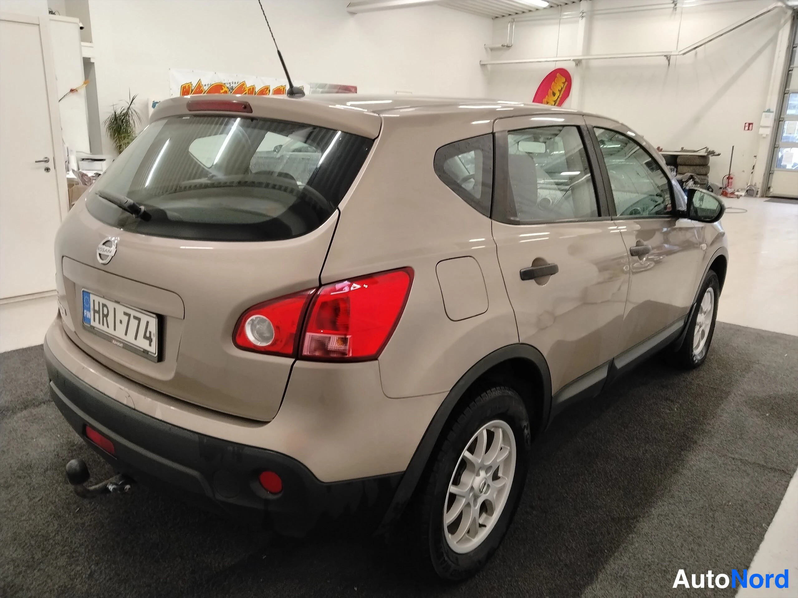 Ruskea Nissan Qashqai 2008, takaviisto, kuva 8