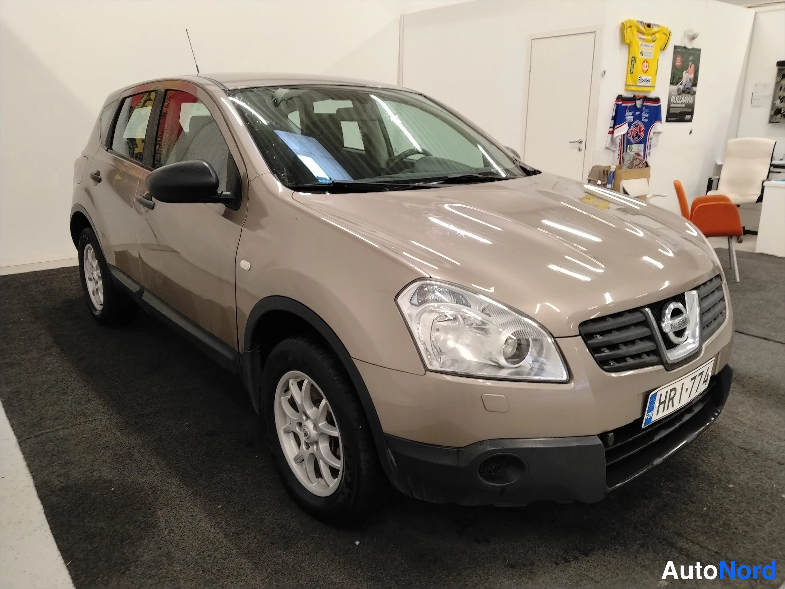 Ruskea Nissan Qashqai 2008, etuviisto, keula oikealle, kuva 3