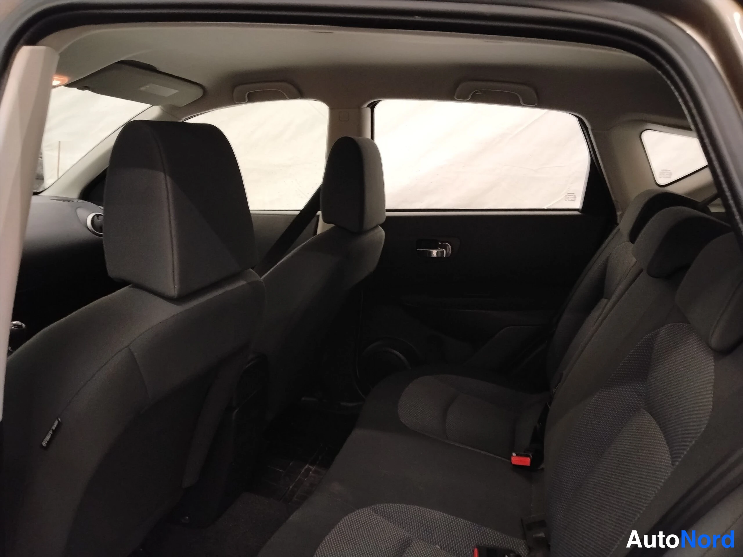 Ruskea Nissan Qashqai 2008, takaistuimet, kuva 16