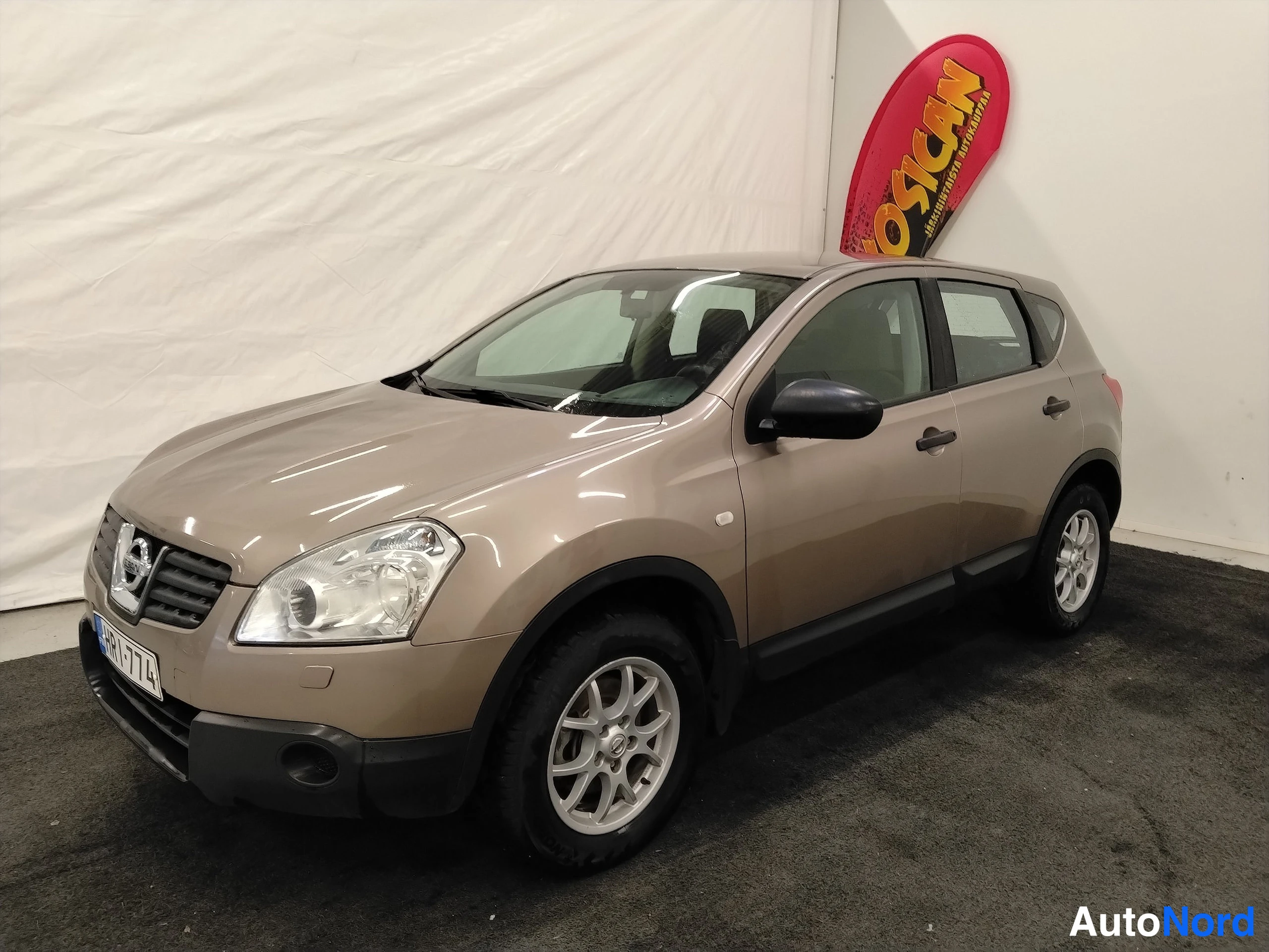 Ruskea Nissan Qashqai 2008, etuviisto, keula vasemmalle, kuva 2