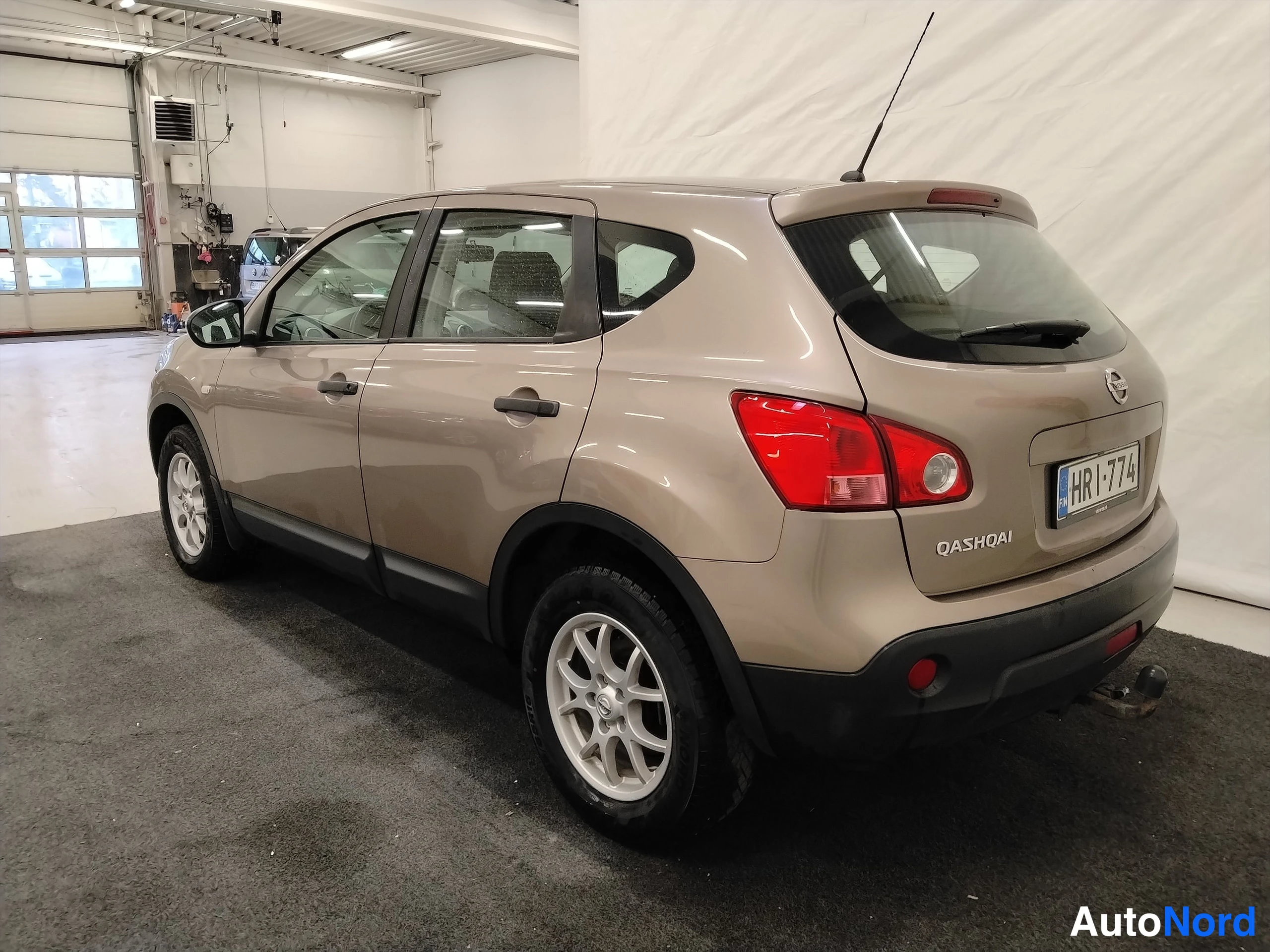 Ruskea Nissan Qashqai 2008, takaviisto, kuva 9