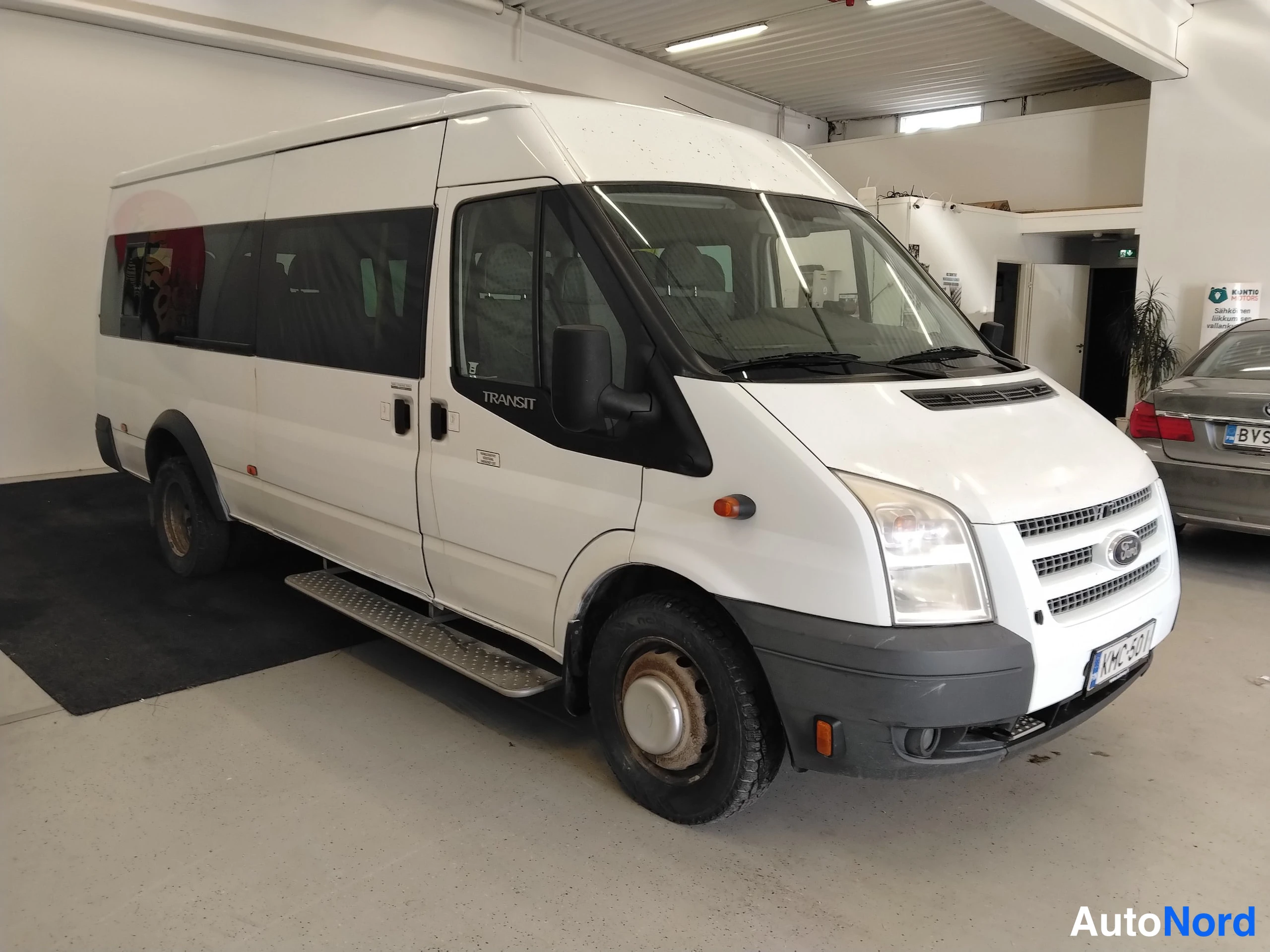 Valkoinen Ford Transit 2013, etuviisto, keula oikealle, kuva 4