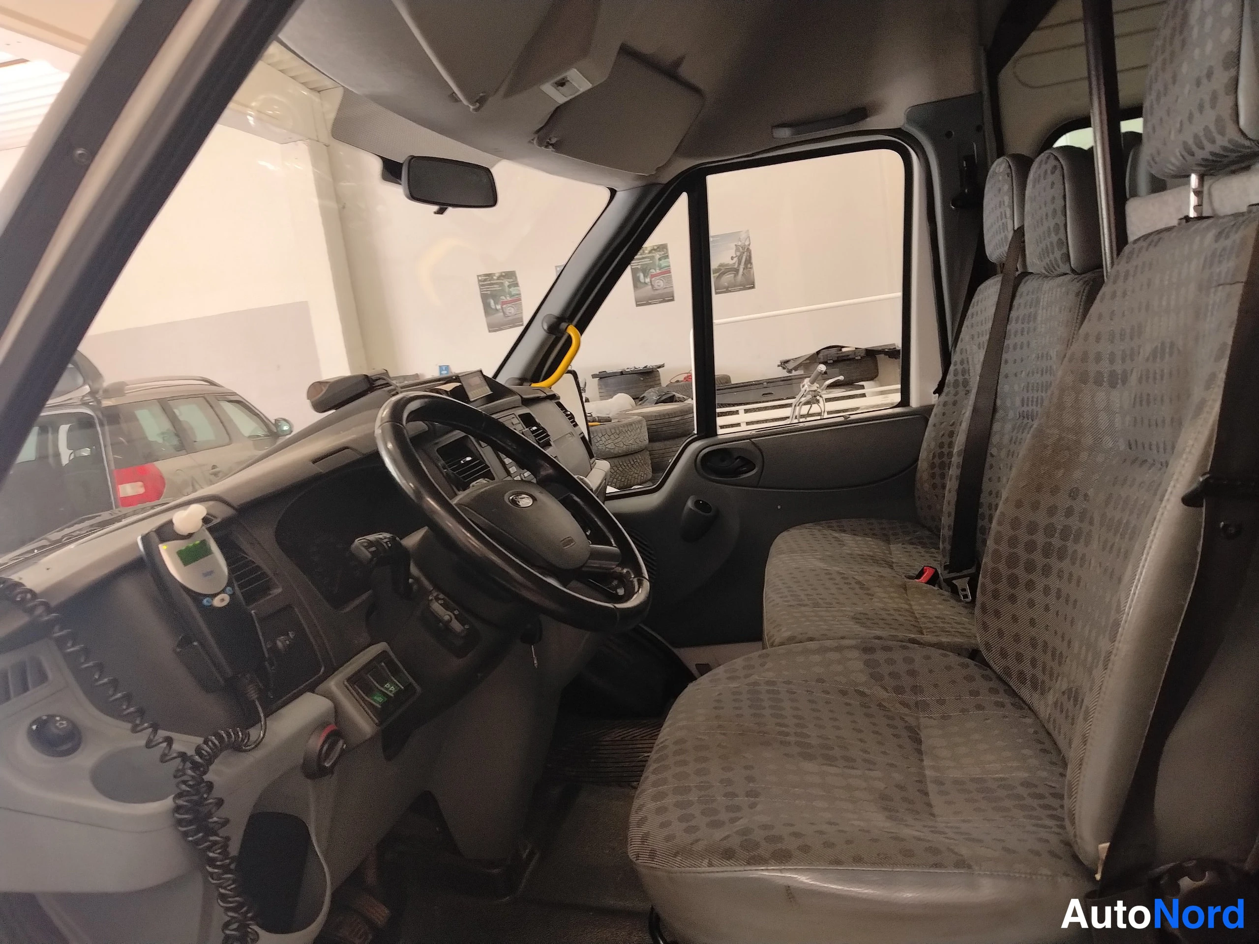 Valkoinen Ford Transit 2013, ohjaamo, kuva 16
