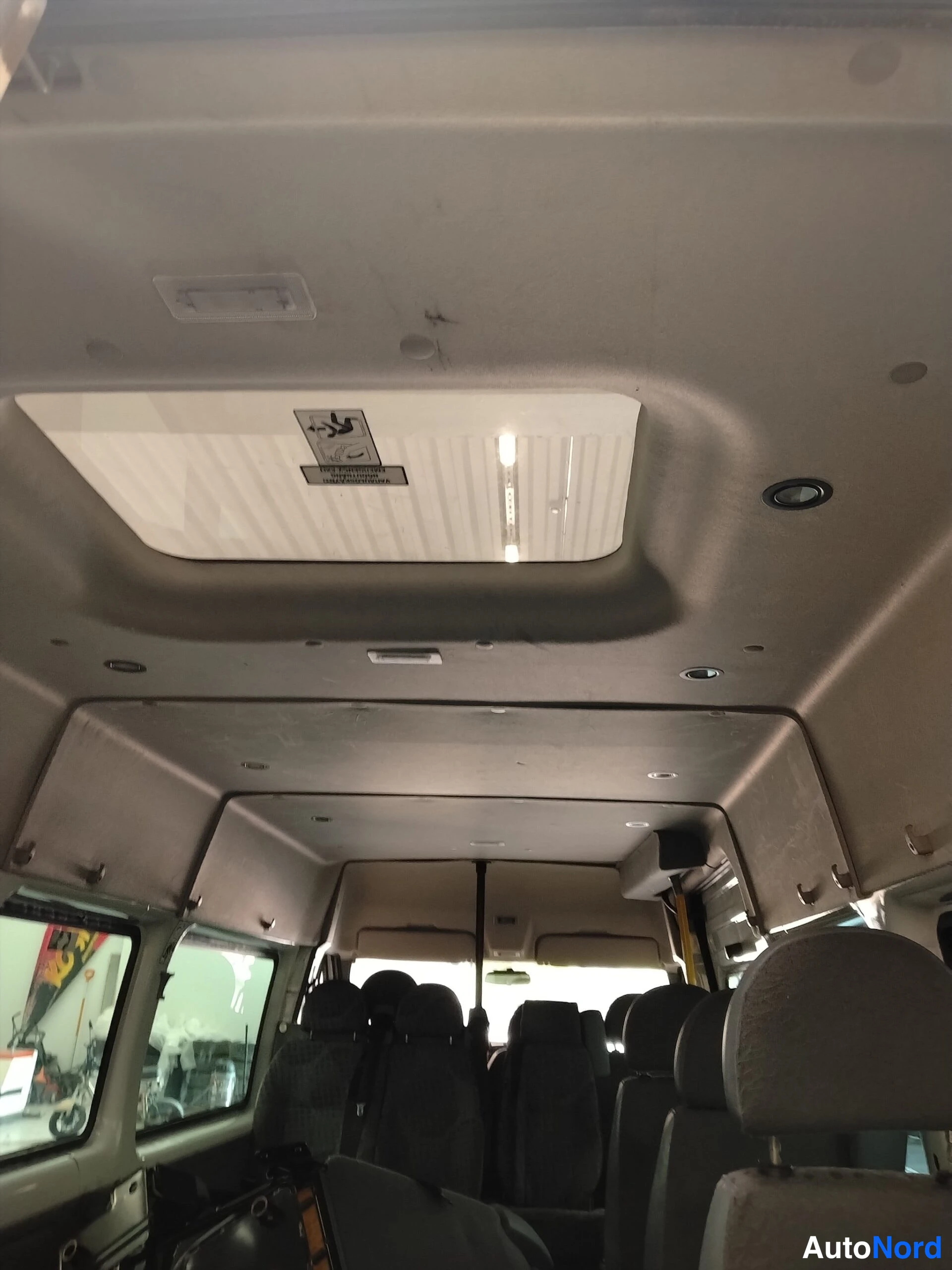 Valkoinen Ford Transit 2013, ohjaamo, kuva 17