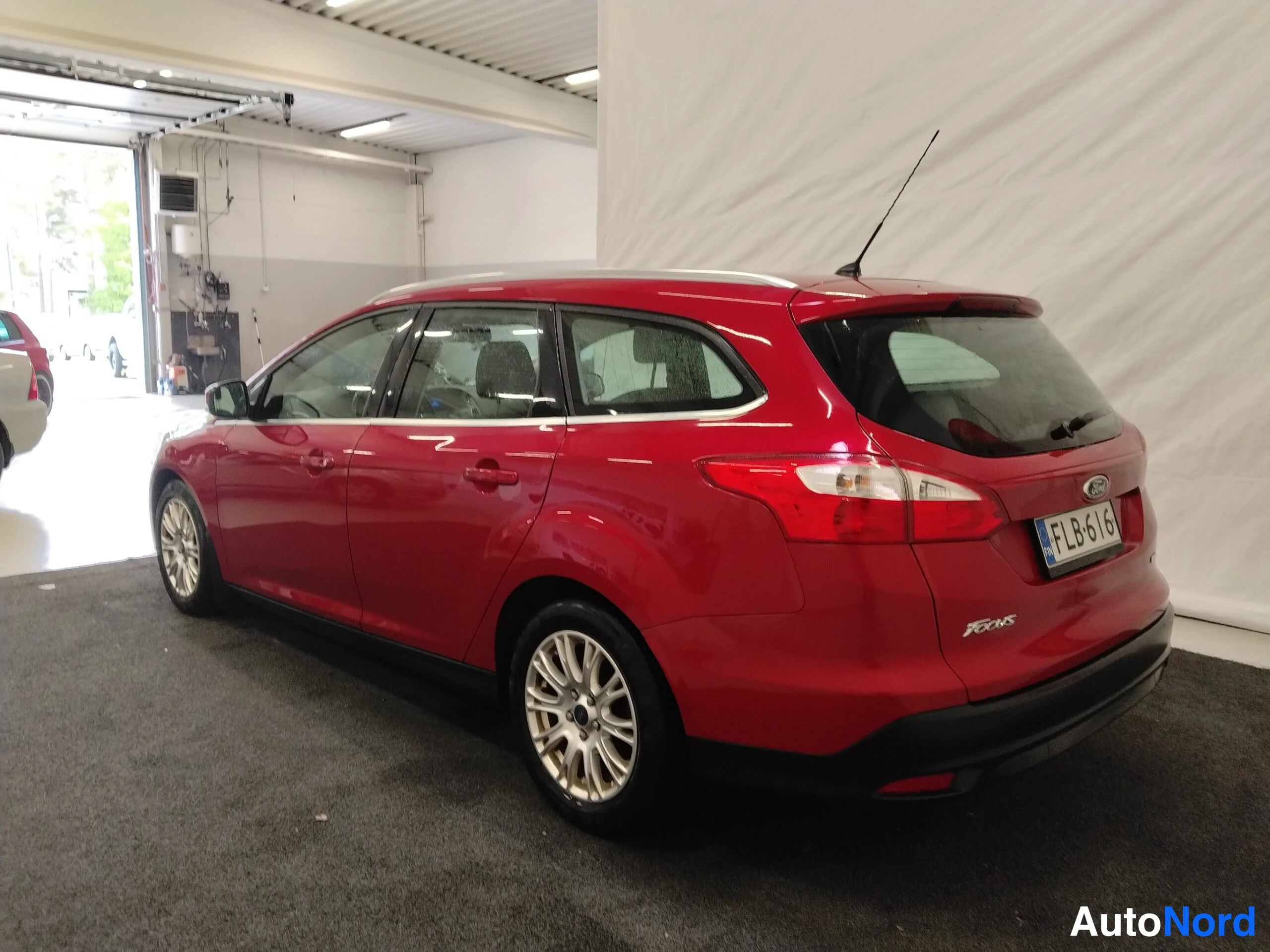 Punainen Ford Focus 2013, takaviisto, kuva 7