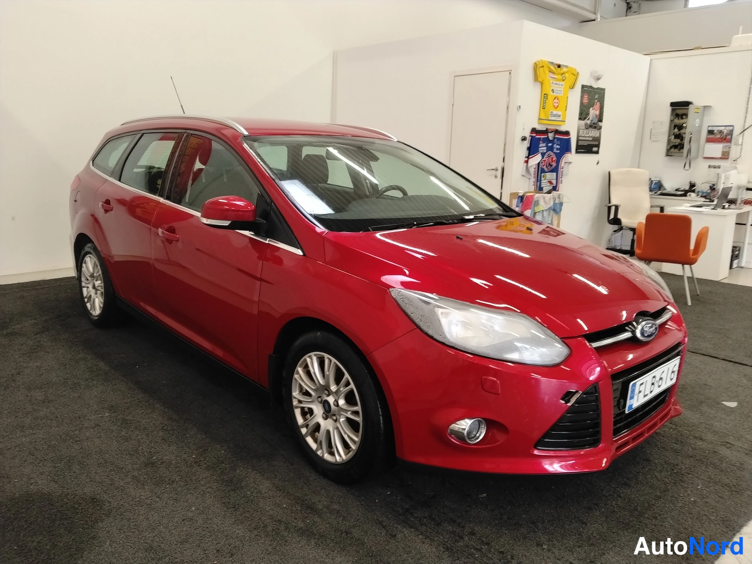 Punainen Ford Focus 2013, etuviisto, keula oikealle, kuva 4