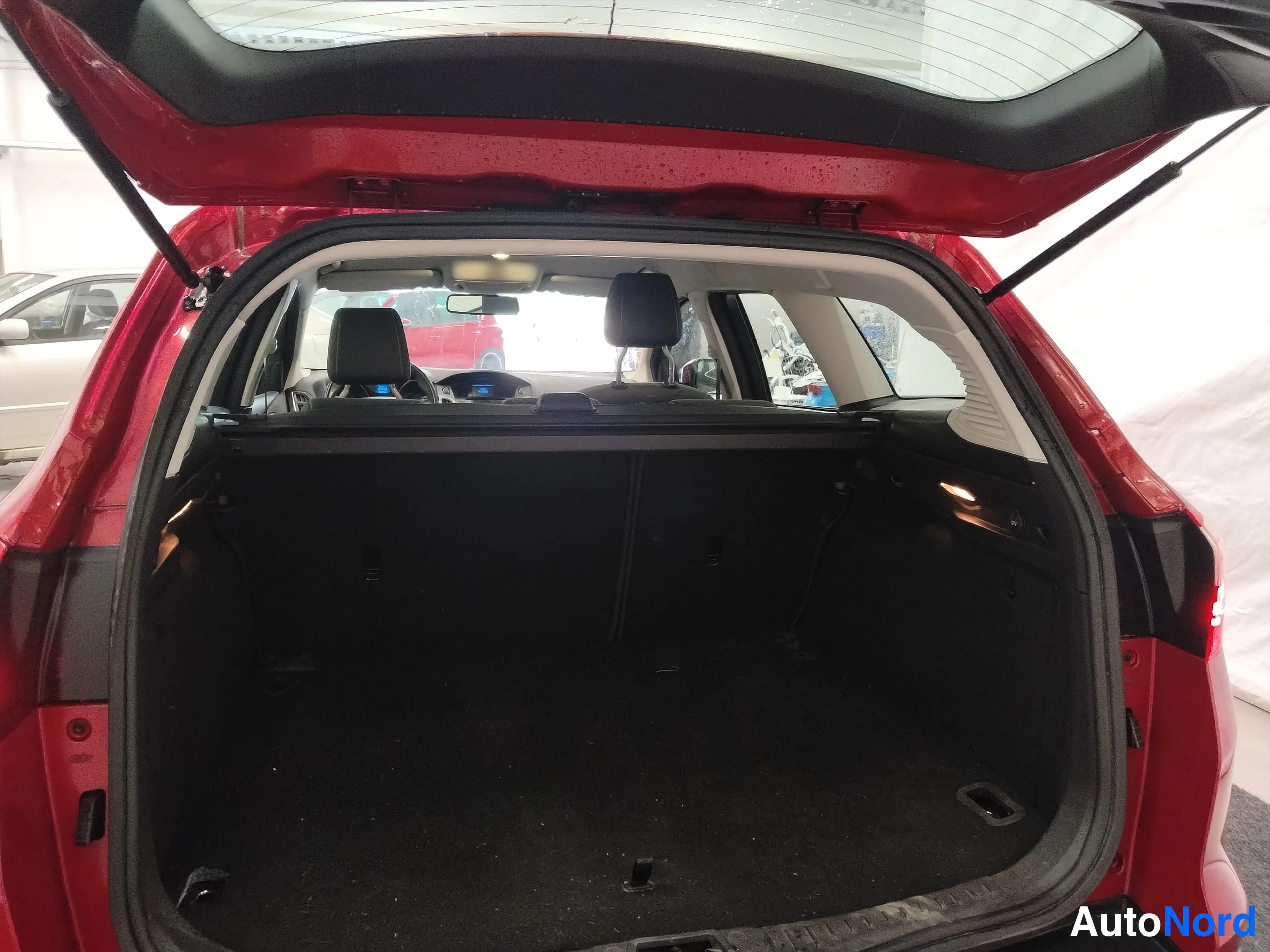 Punainen Ford Focus 2013, tavaratila, kuva 18