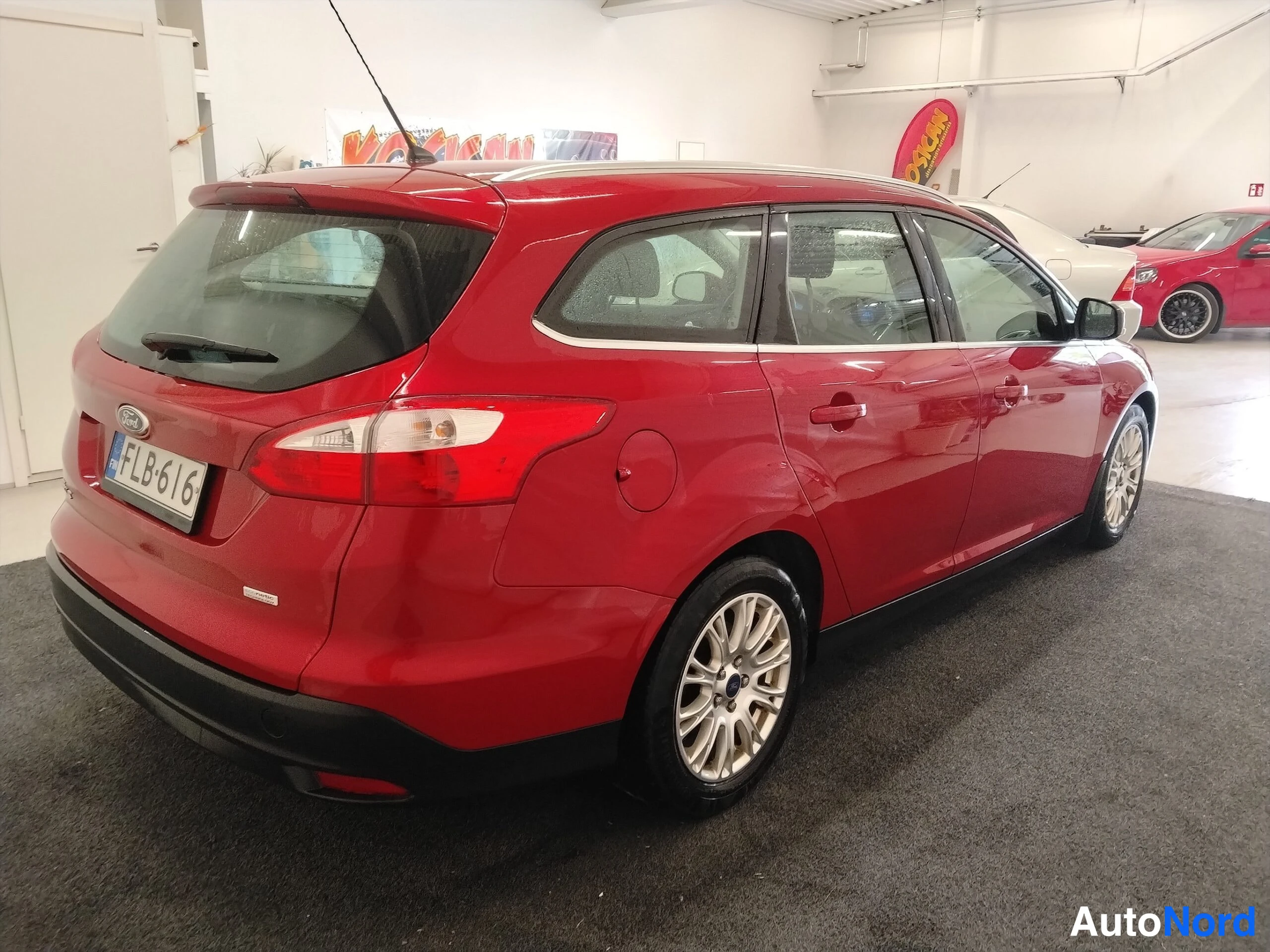 Punainen Ford Focus 2013, takaviisto, kuva 8