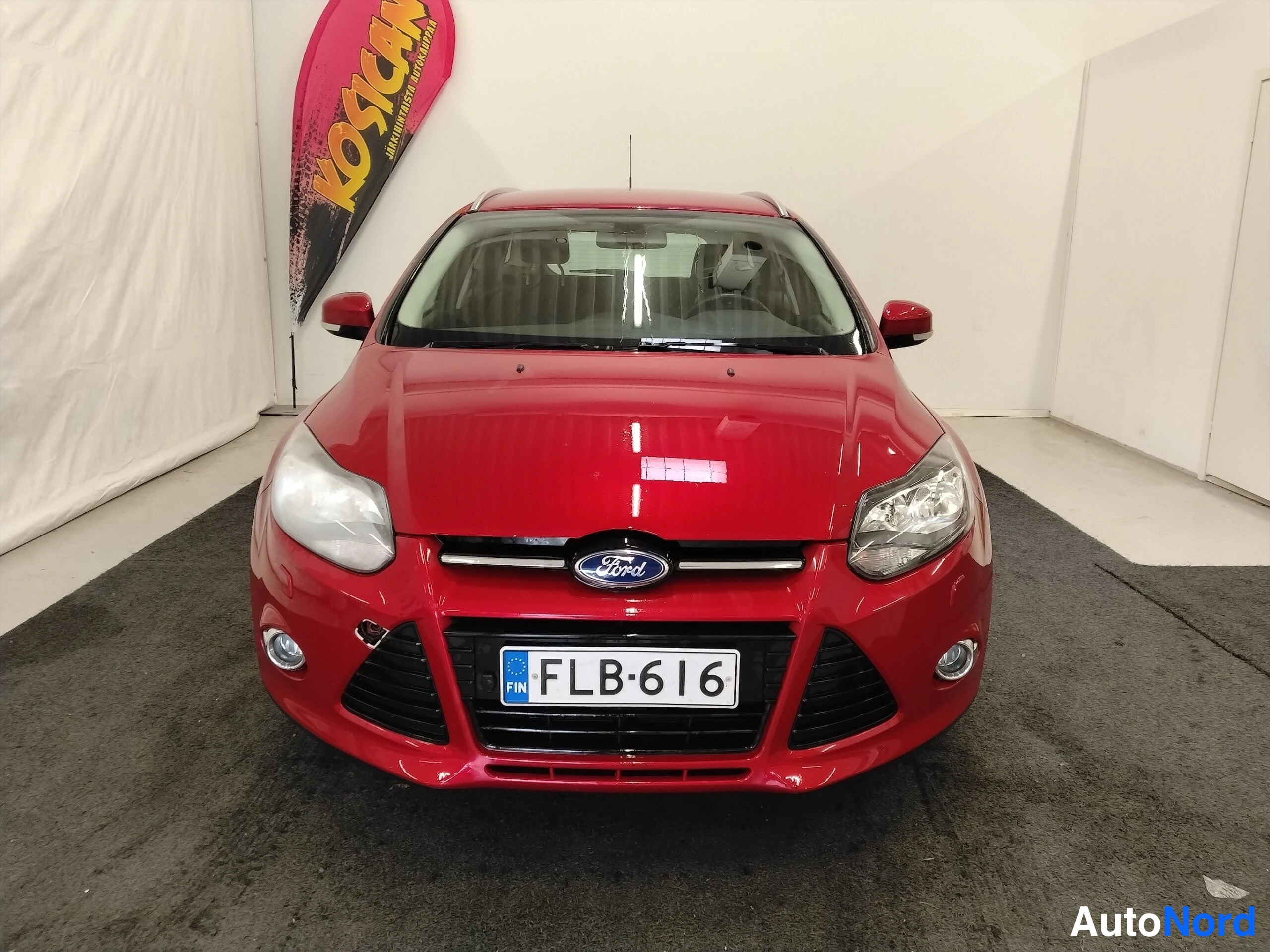 Punainen Ford Focus 2013, edestä, kuva 5