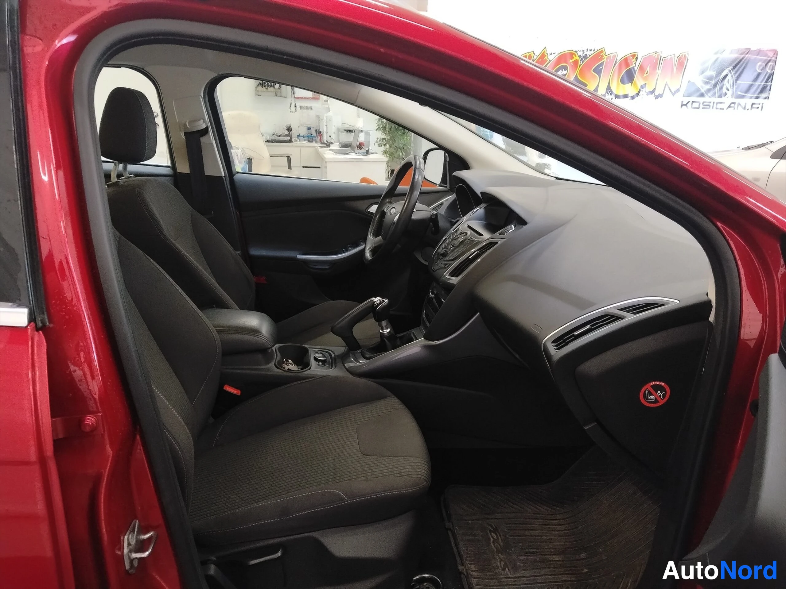 Punainen Ford Focus 2013, ohjaamo, kuva 11