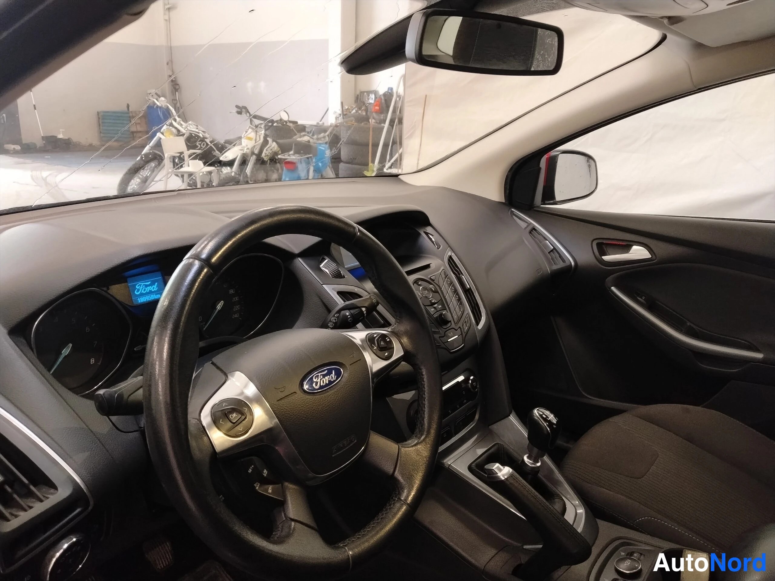 Punainen Ford Focus 2013, ohjaamo, kuva 14