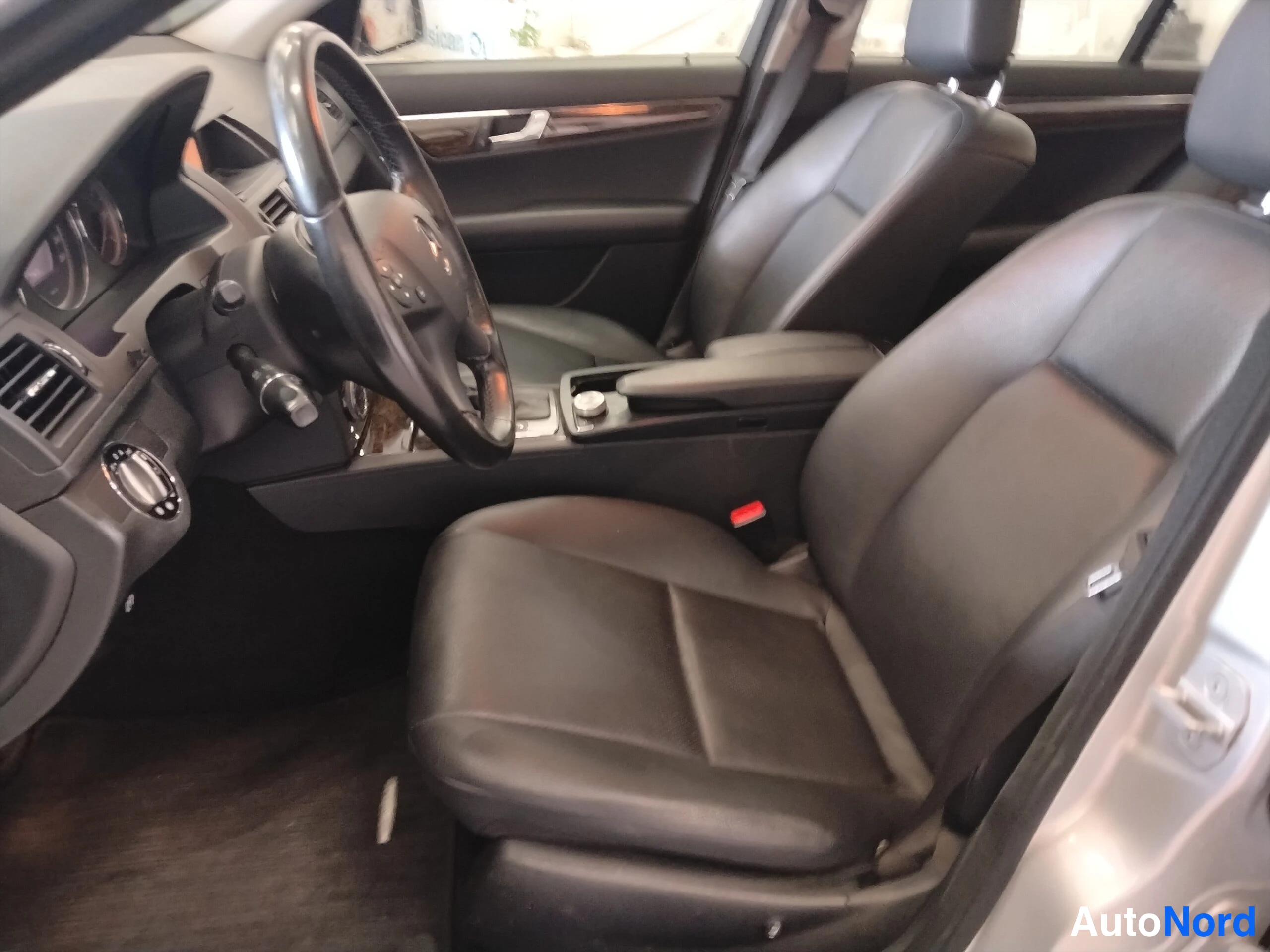 Harmaa Mercedes-Benz C 2011, ohjaamo, kuva 17