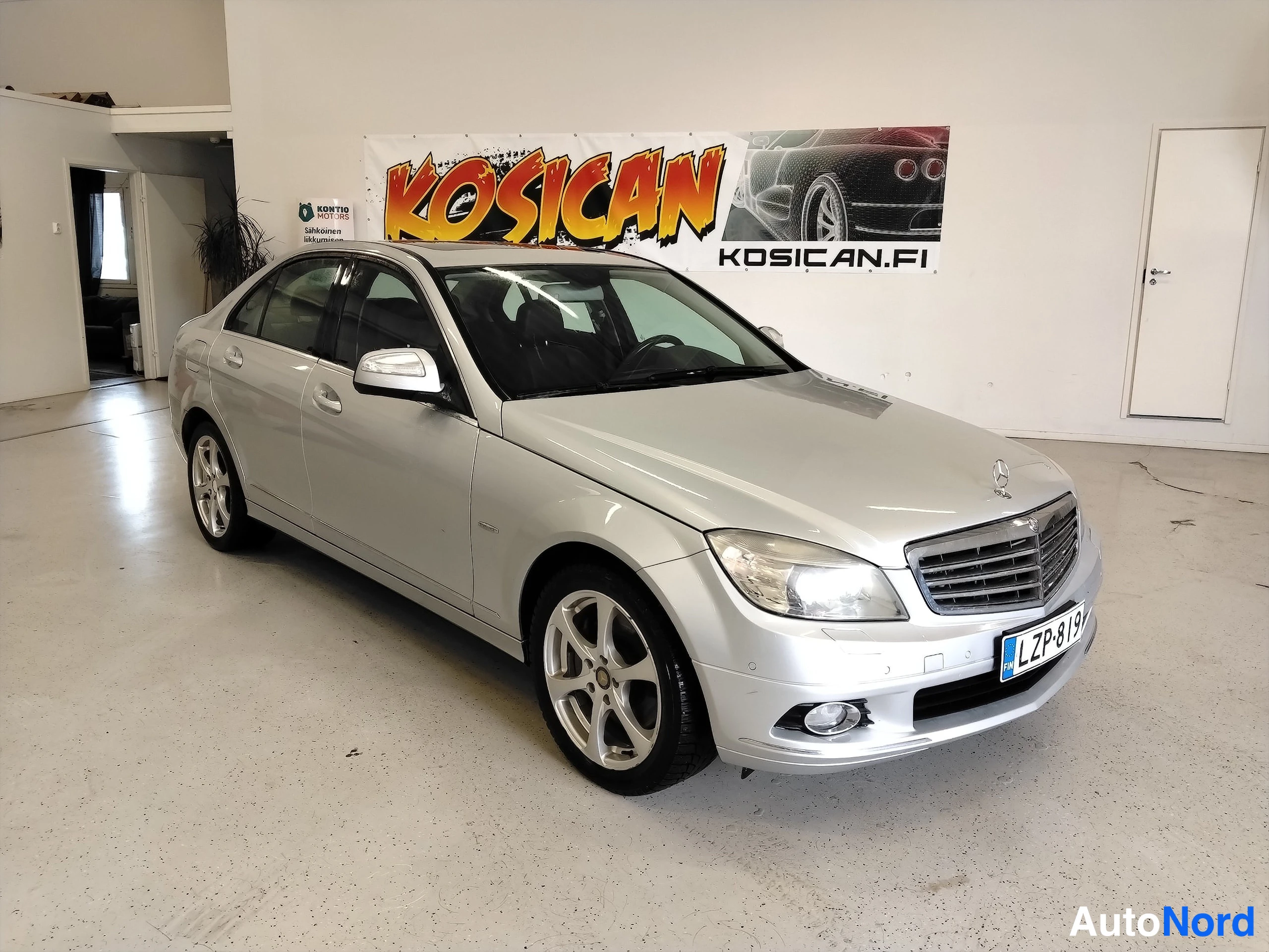 Harmaa Mercedes-Benz C 2011, etuviisto, keula oikealle, kuva 4