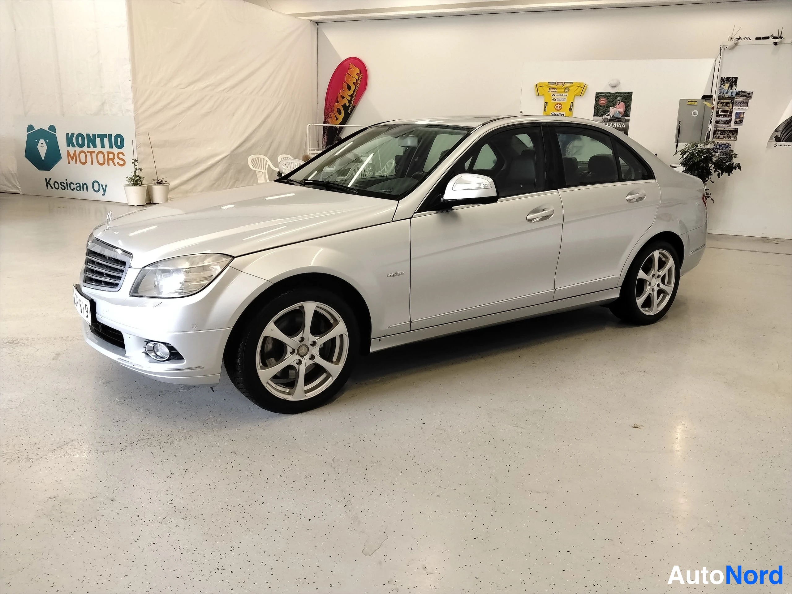 Harmaa Mercedes-Benz C 2011, etuviisto, keula vasemmalle, kuva 3