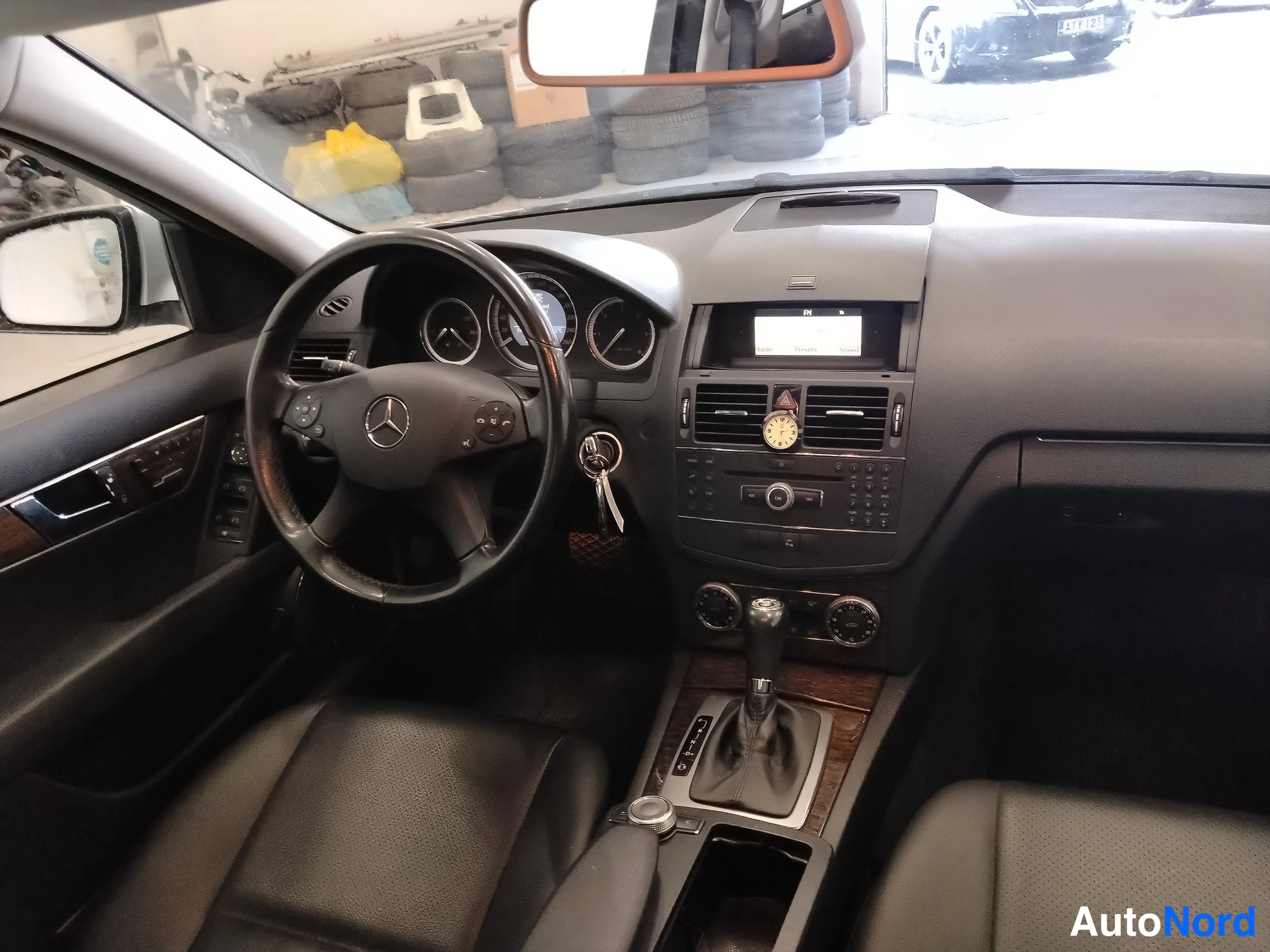 Harmaa Mercedes-Benz C 2011, ohjaamo, kuva 19