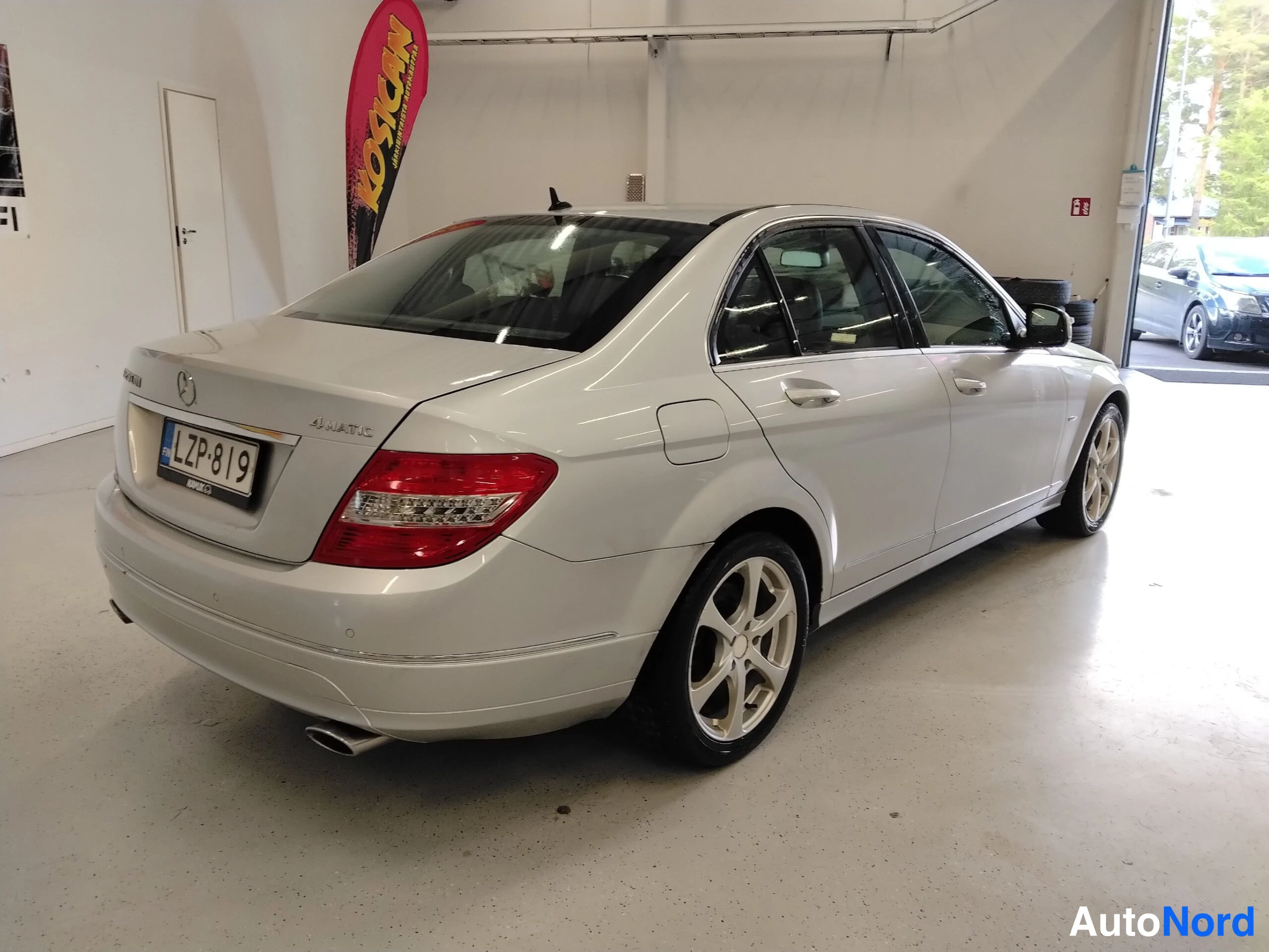 Harmaa Mercedes-Benz C 2011, takaviisto, kuva 10