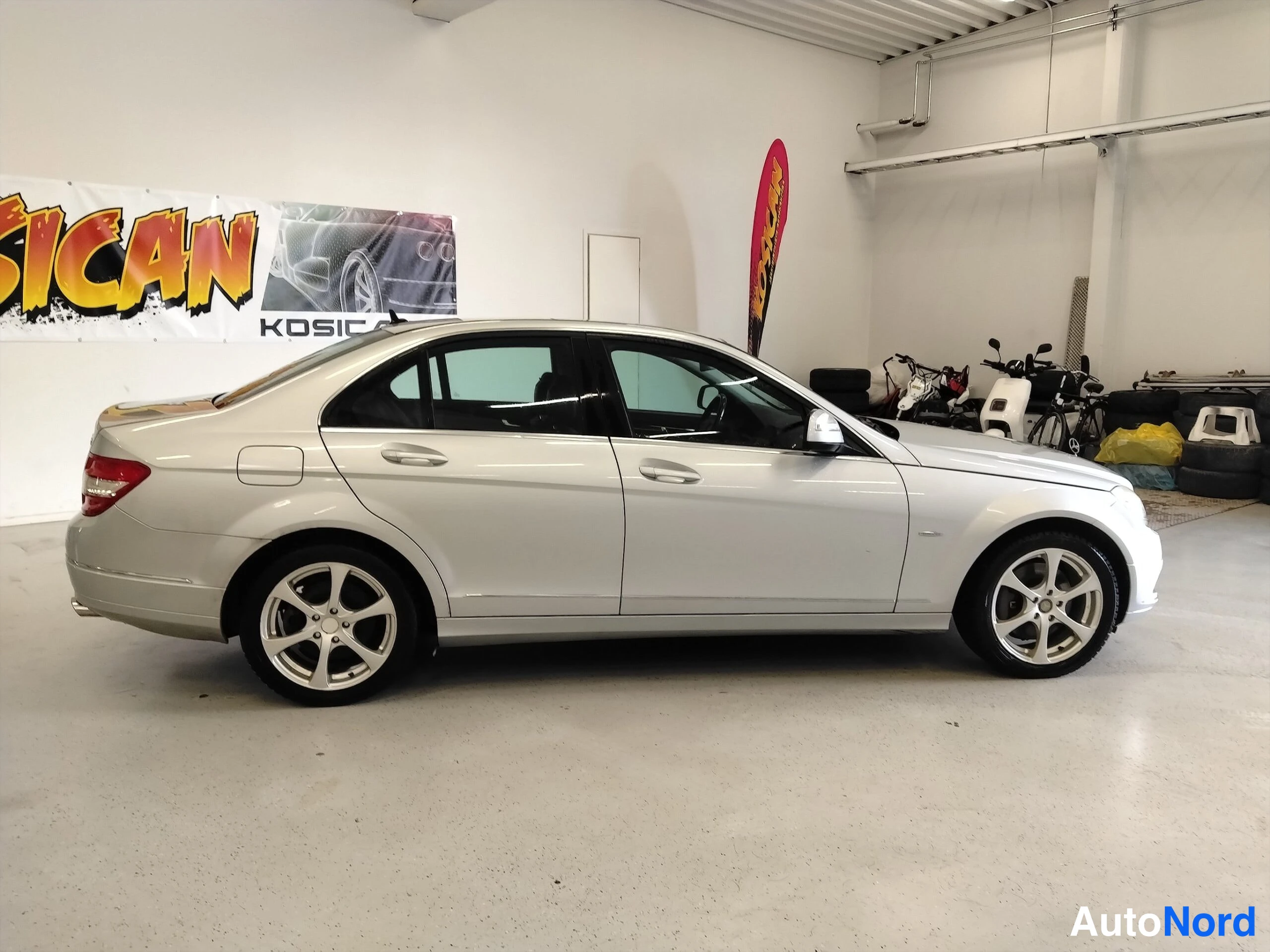 Harmaa Mercedes-Benz C 2011, sivulta, kuva 7
