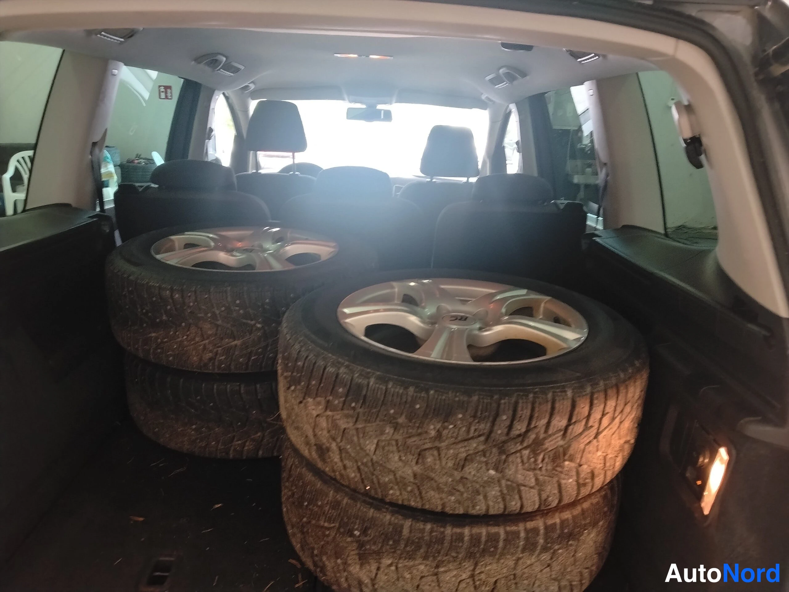 Harmaa Volkswagen Sharan 2011, tavaratila, kuva 29