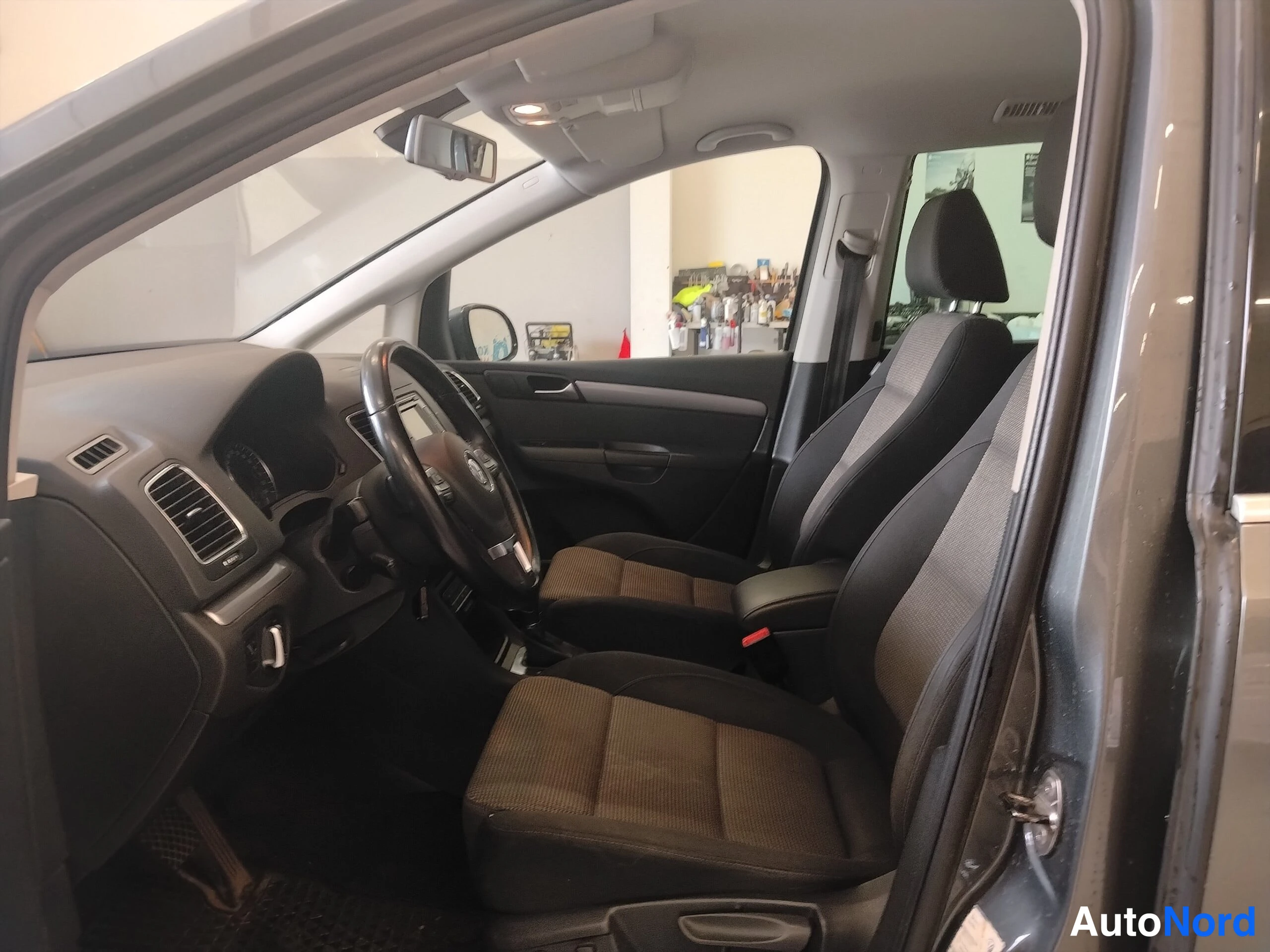 Harmaa Volkswagen Sharan 2011, takaistuimet, kuva 25