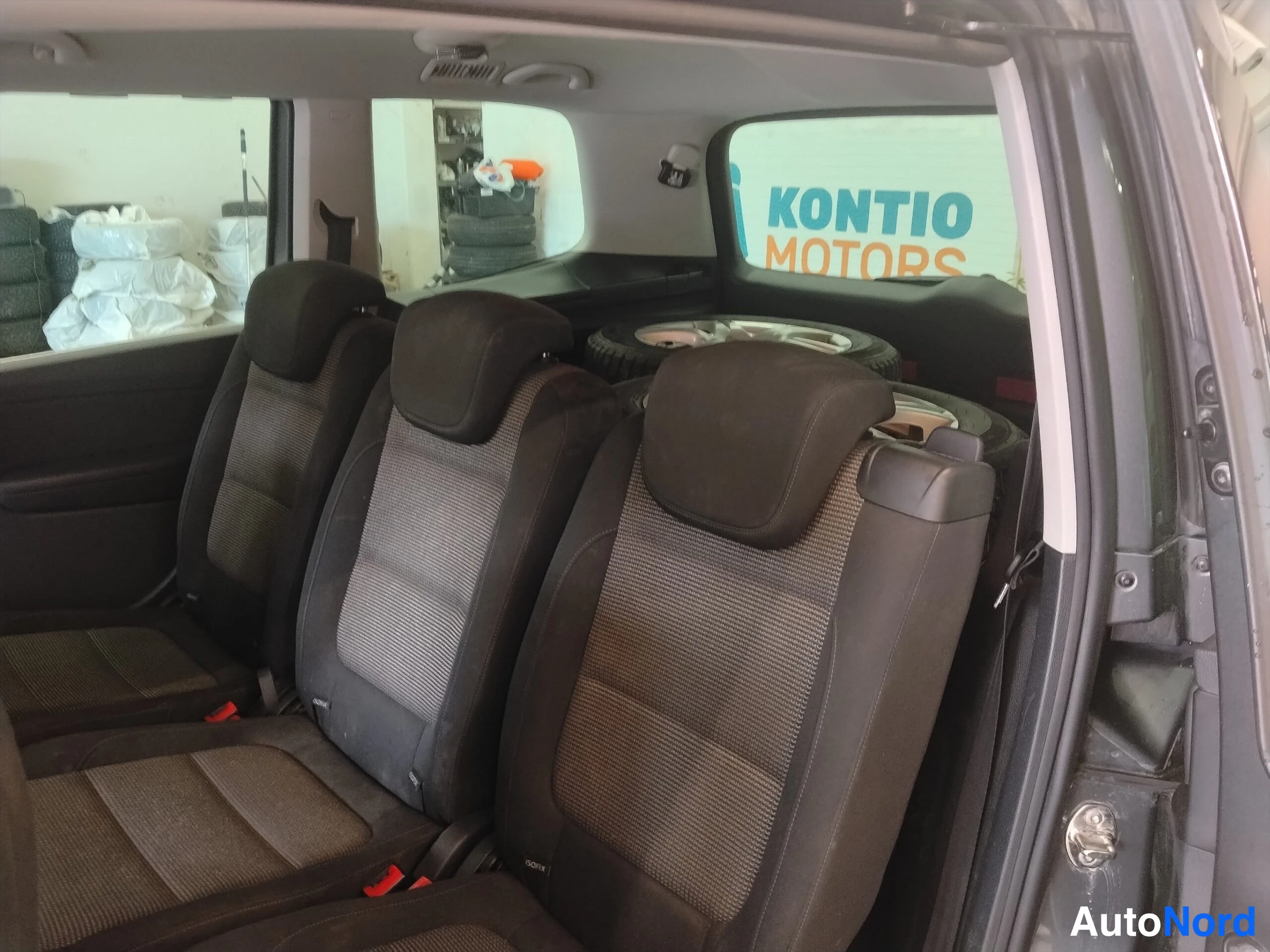 Harmaa Volkswagen Sharan 2011, takaistuimet, kuva 26
