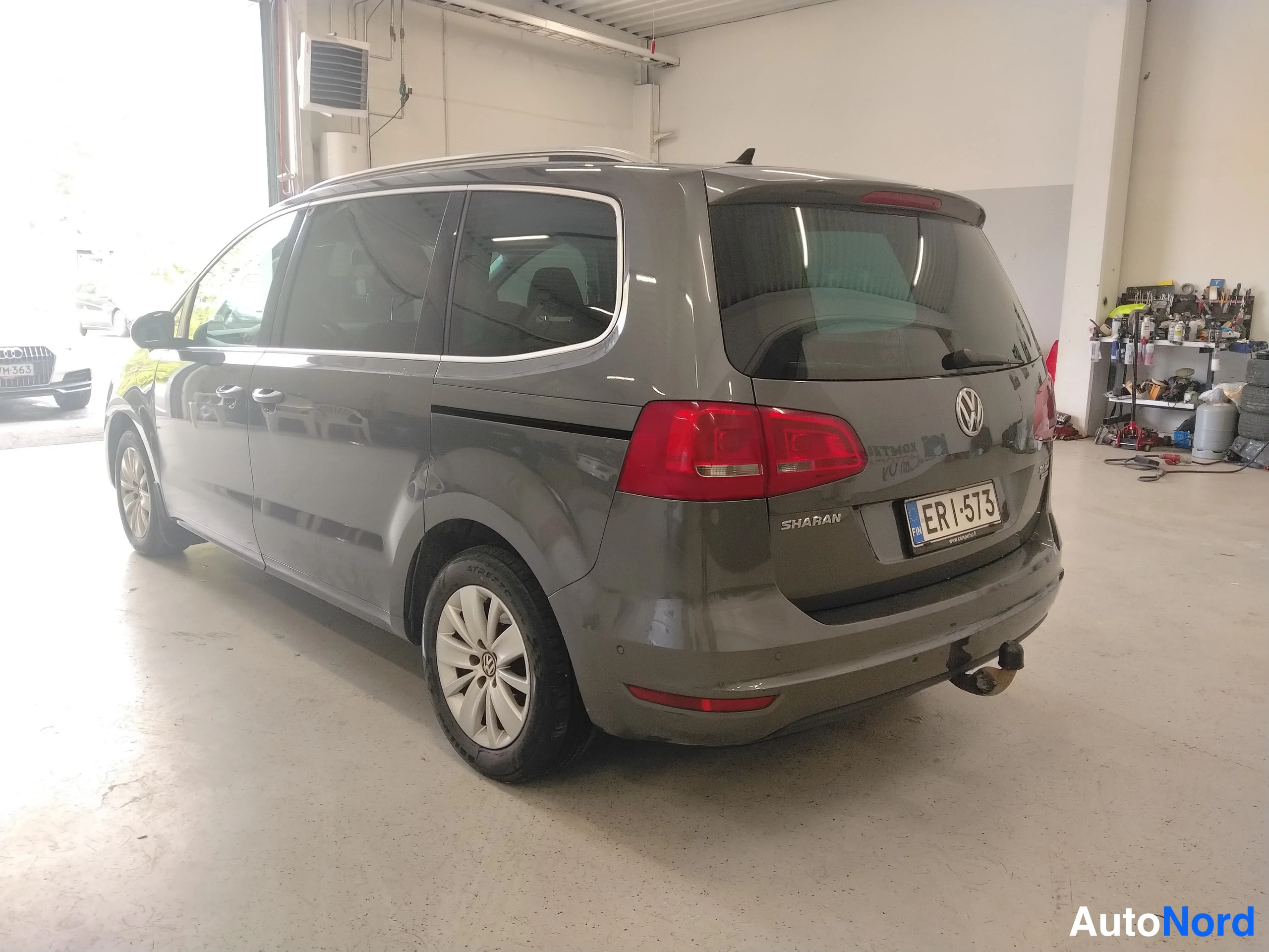 Harmaa Volkswagen Sharan 2011, takaviisto, kuva 13