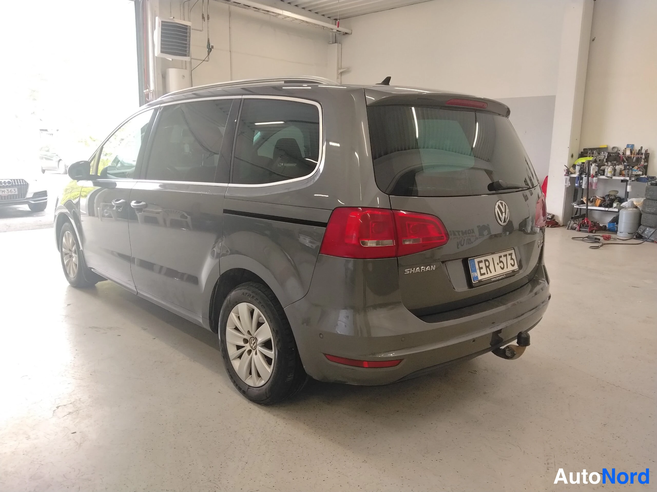 Harmaa Volkswagen Sharan 2011, takaviisto, kuva 11