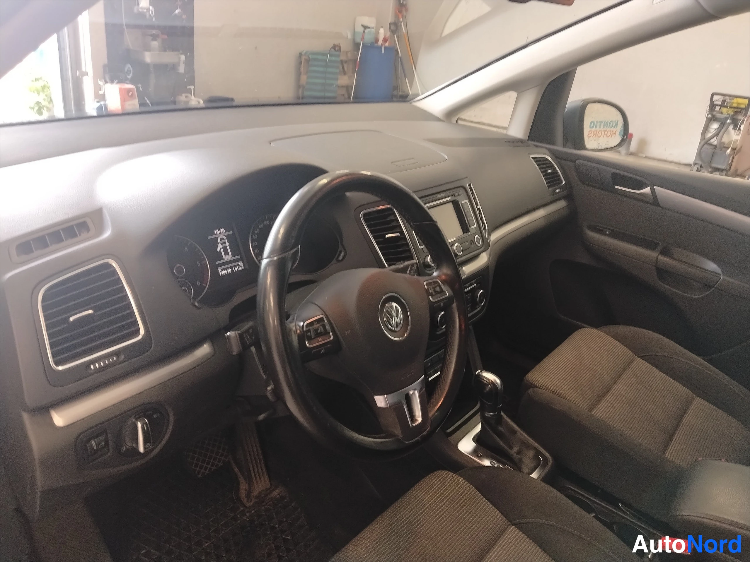 Harmaa Volkswagen Sharan 2011, ohjaamo, kuva 20
