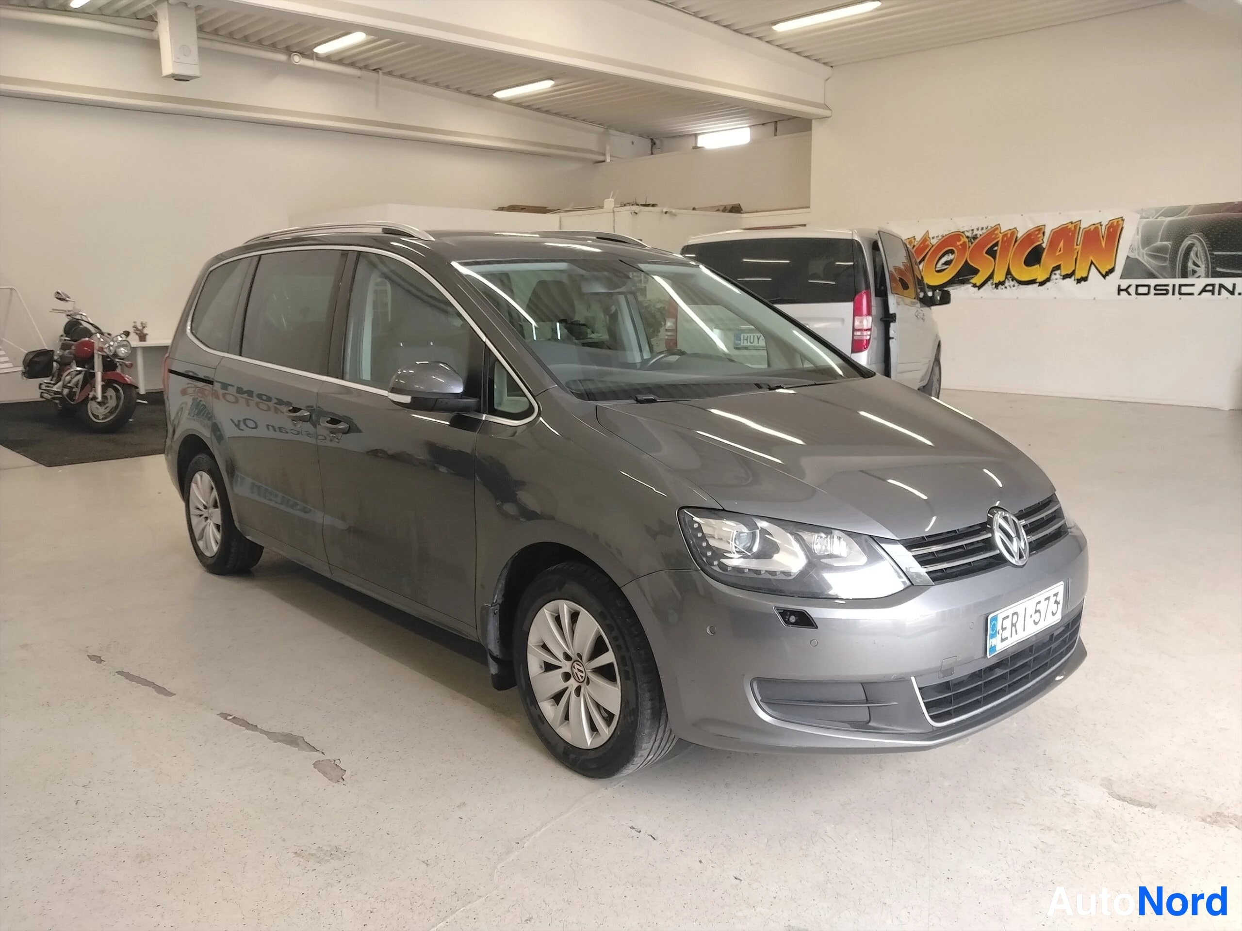 Harmaa Volkswagen Sharan 2011, etuviisto, keula oikealle, kuva 5